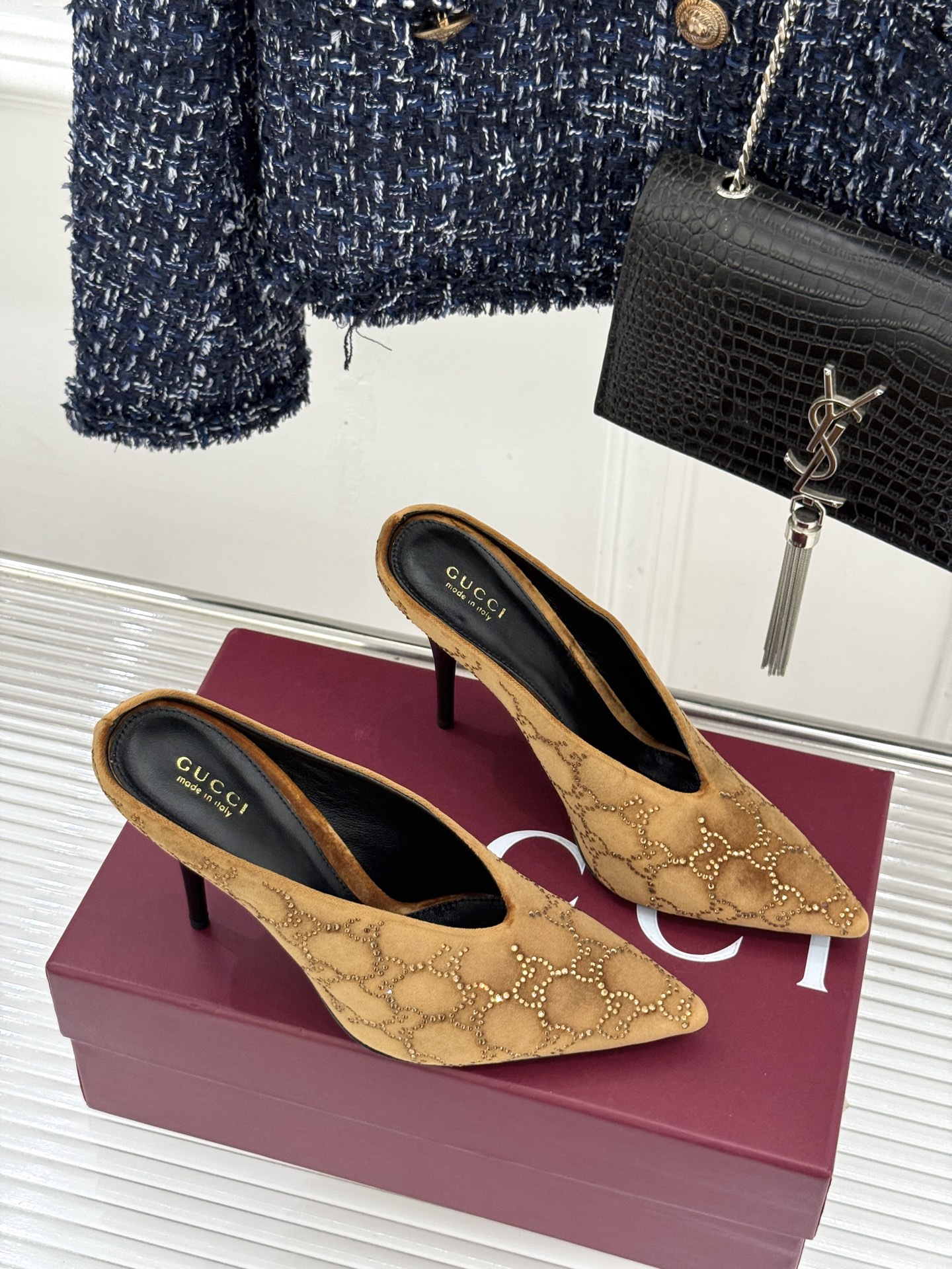 Gucci/古驰26WF新品尖头双G水钻丝绒高跟鞋以丝绒与水钻重释意式奢华。复古尖头利落修长 完美修饰脚