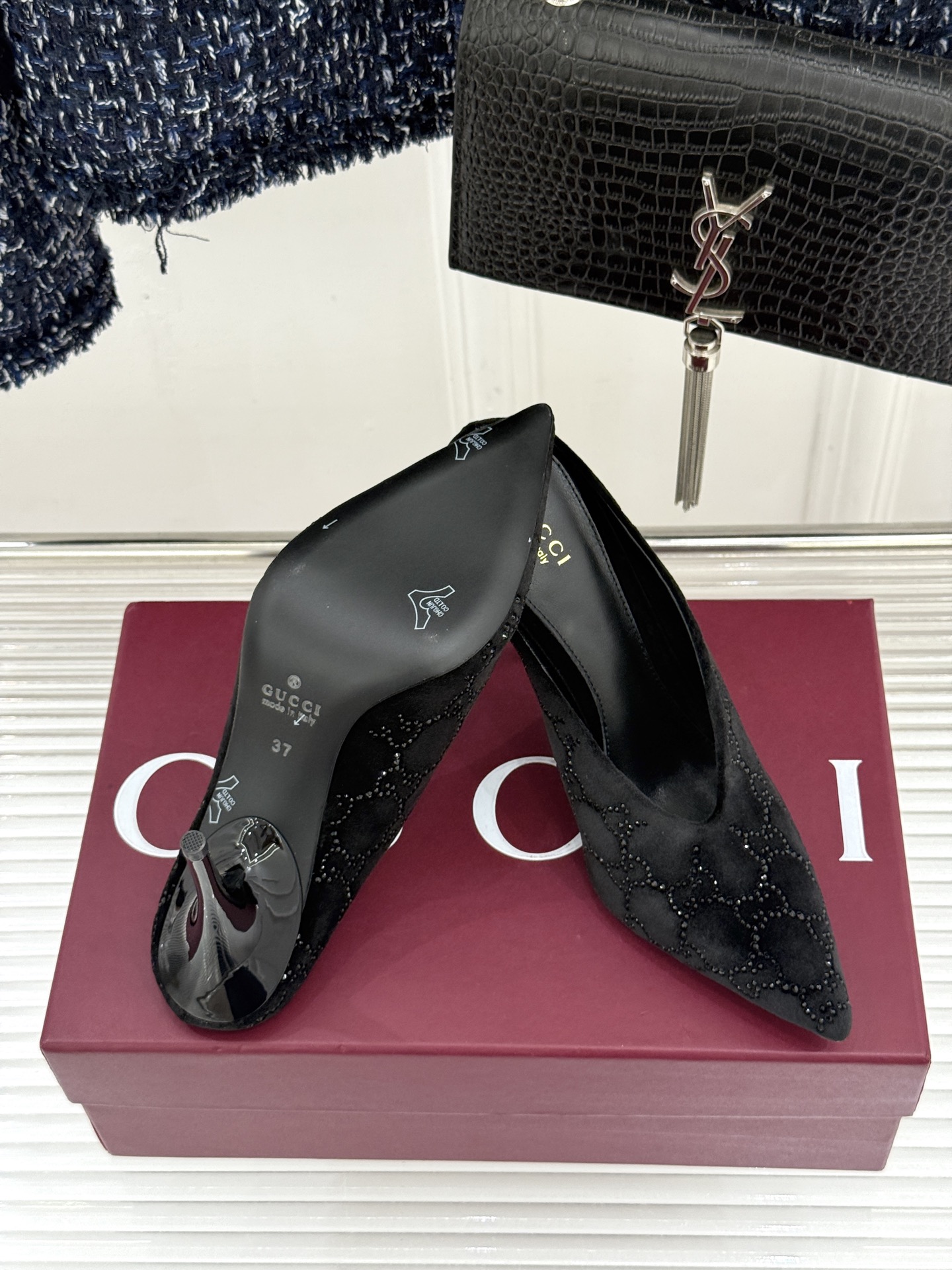 Gucci/古驰26WF新品尖头双G水钻丝绒高跟鞋以丝绒与水钻重释意式奢华。复古尖头利落修长 完美修饰脚