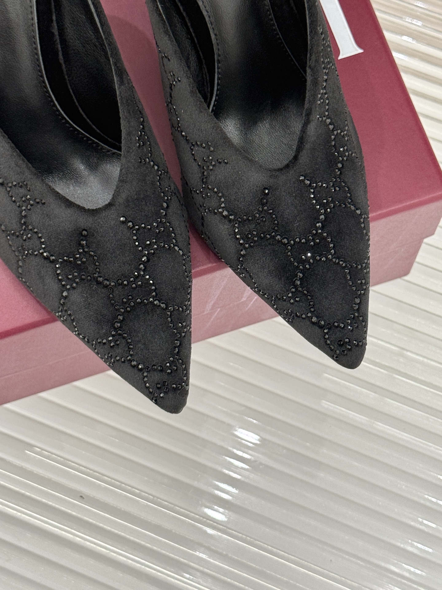 Gucci/古驰26WF新品尖头双G水钻丝绒高跟鞋以丝绒与水钻重释意式奢华。复古尖头利落修长 完美修饰脚
