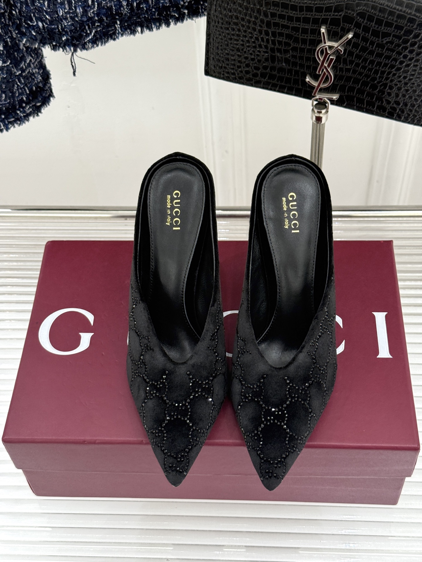 Gucci/古驰26WF新品尖头双G水钻丝绒高跟鞋以丝绒与水钻重释意式奢华。复古尖头利落修长 完美修饰脚