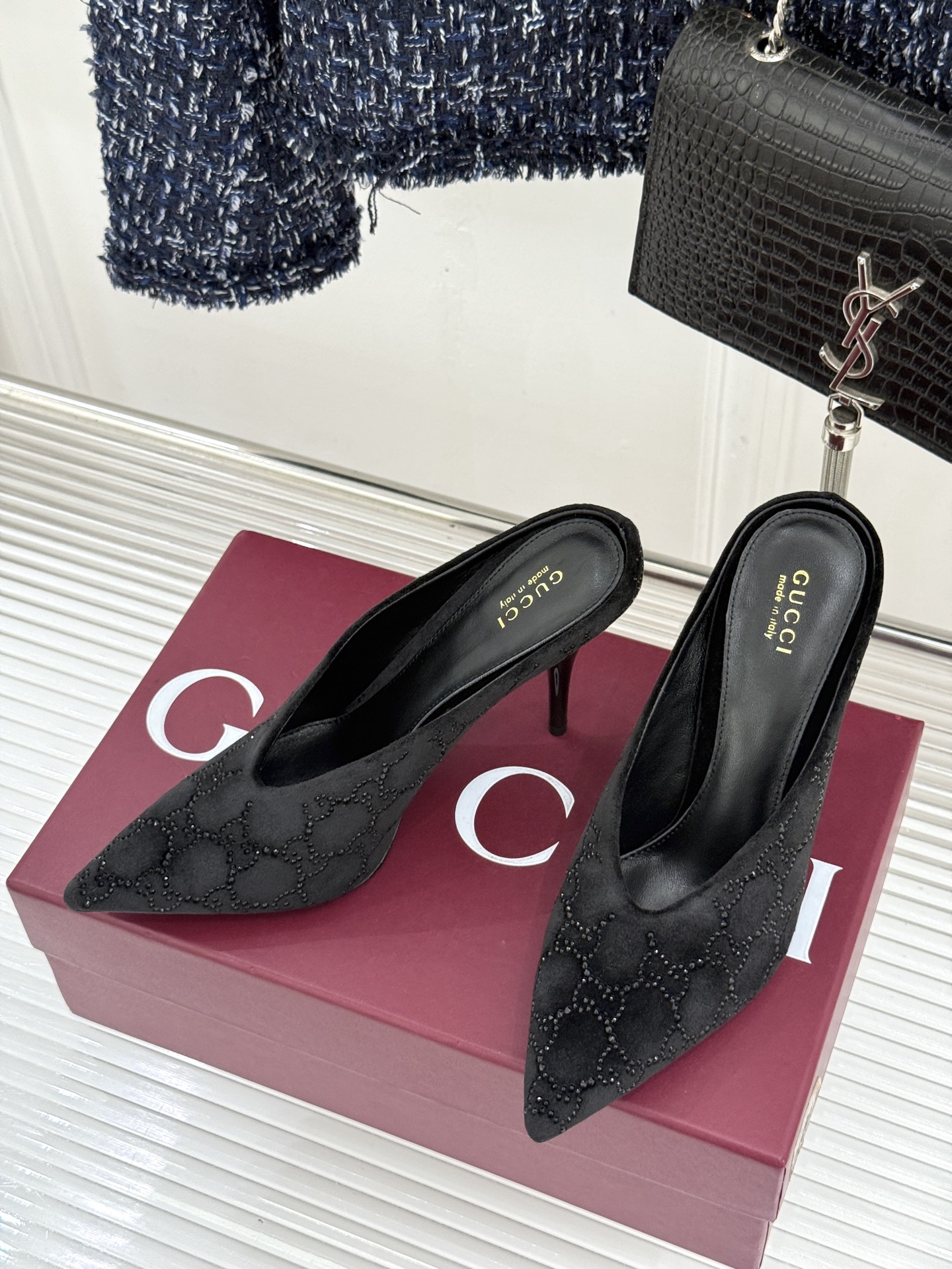 Gucci/古驰26WF新品尖头双G水钻丝绒高跟鞋以丝绒与水钻重释意式奢华。复古尖头利落修长 完美修饰脚