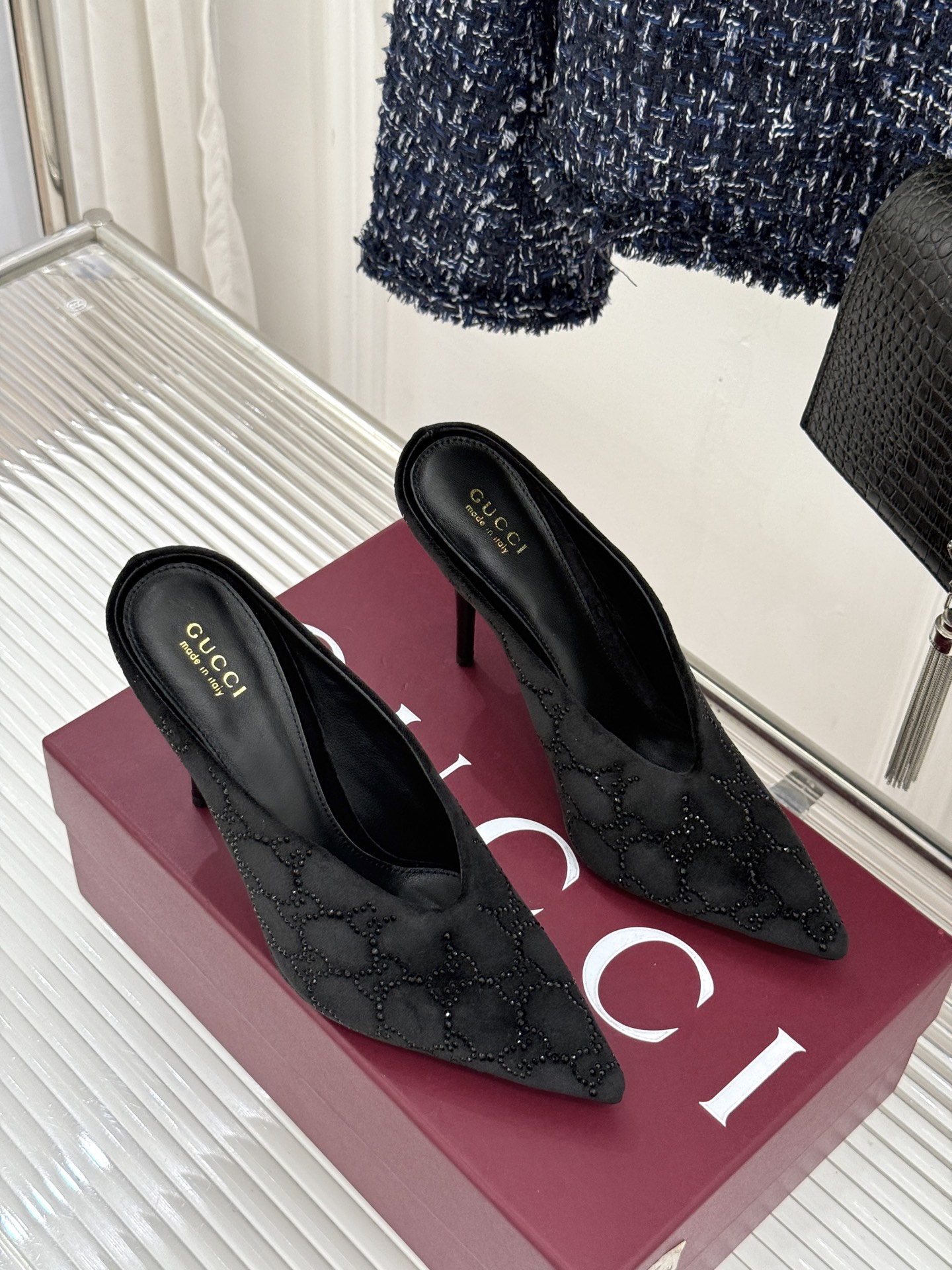 Gucci/古驰26WF新品尖头双G水钻丝绒高跟鞋以丝绒与水钻重释意式奢华。复古尖头利落修长 完美修饰脚
