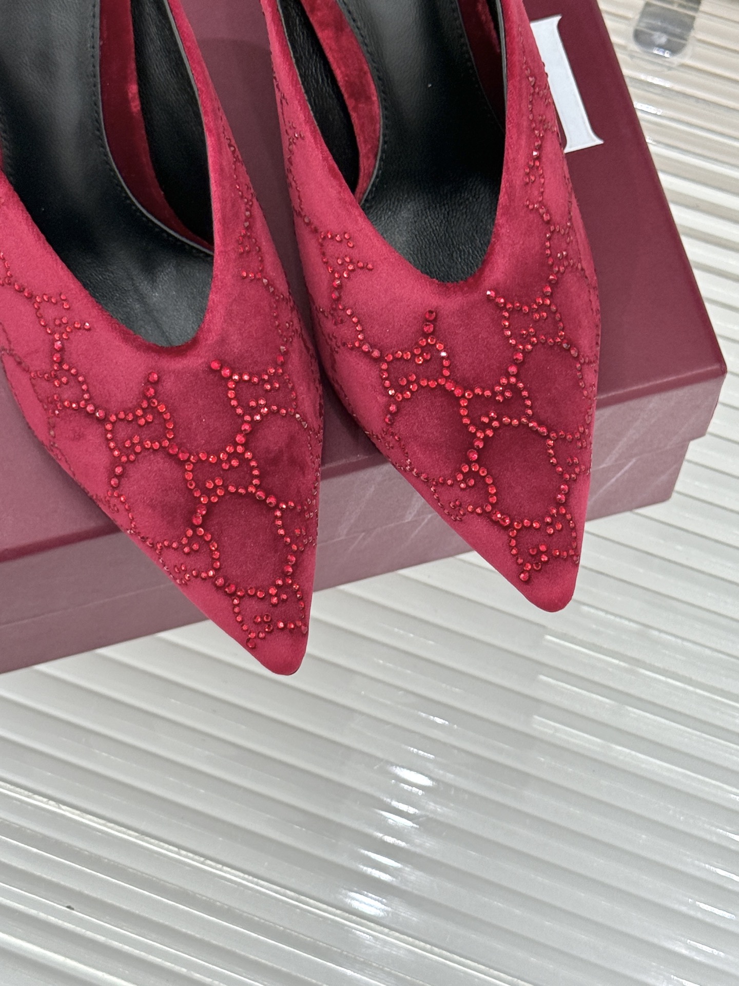 Gucci/古驰26WF新品尖头双G水钻丝绒高跟鞋以丝绒与水钻重释意式奢华。复古尖头利落修长 完美修饰脚