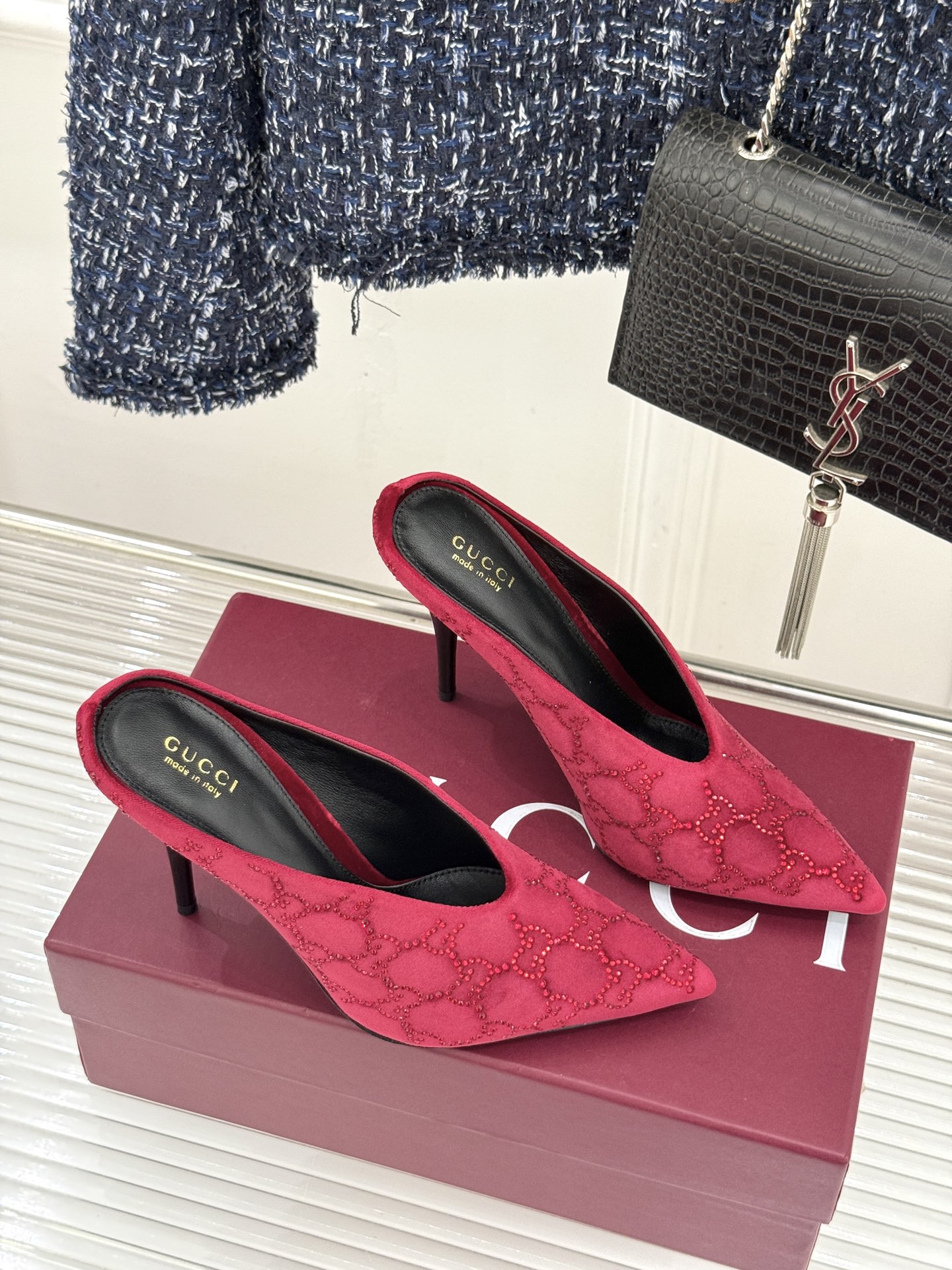 Gucci/古驰26WF新品尖头双G水钻丝绒高跟鞋以丝绒与水钻重释意式奢华。复古尖头利落修长 完美修饰脚