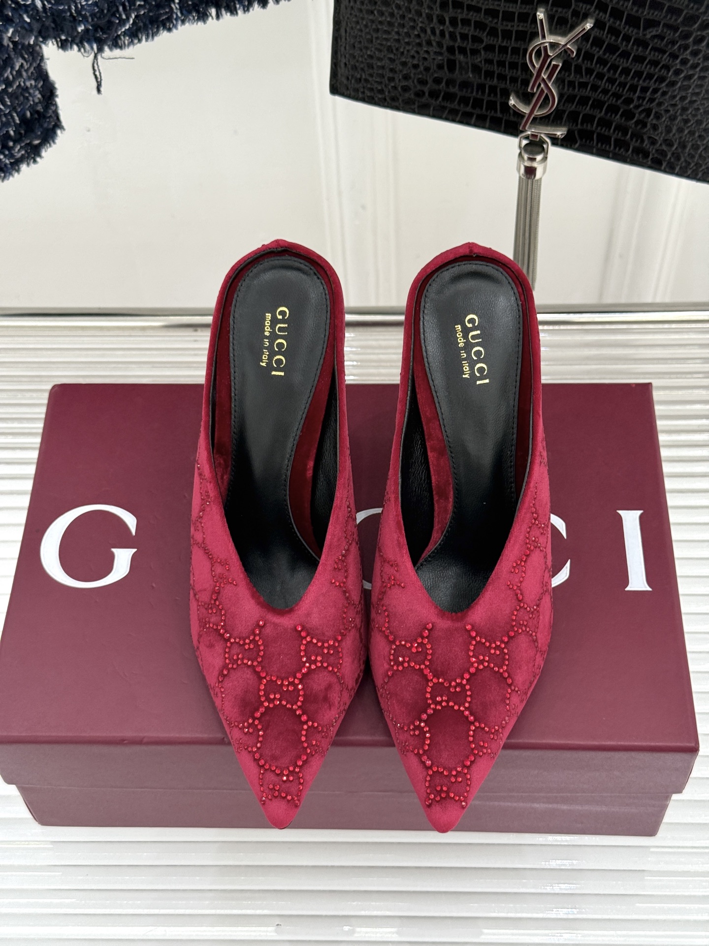 Gucci/古驰26WF新品尖头双G水钻丝绒高跟鞋以丝绒与水钻重释意式奢华。复古尖头利落修长 完美修饰脚