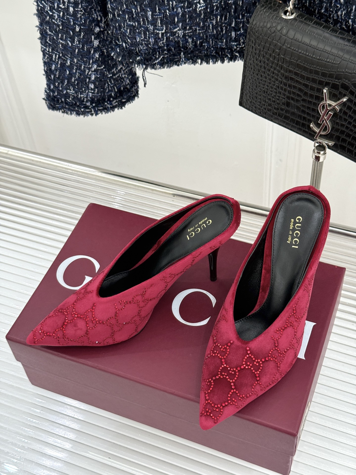 Gucci/古驰26WF新品尖头双G水钻丝绒高跟鞋以丝绒与水钻重释意式奢华。复古尖头利落修长 完美修饰脚