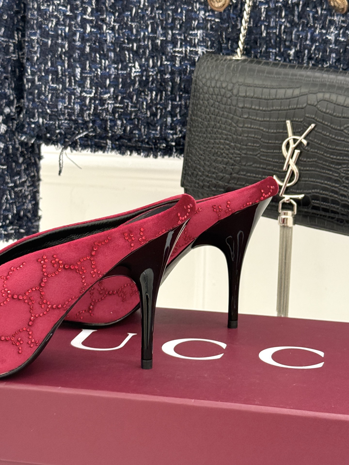 Gucci/古驰26WF新品尖头双G水钻丝绒高跟鞋以丝绒与水钻重释意式奢华。复古尖头利落修长 完美修饰脚