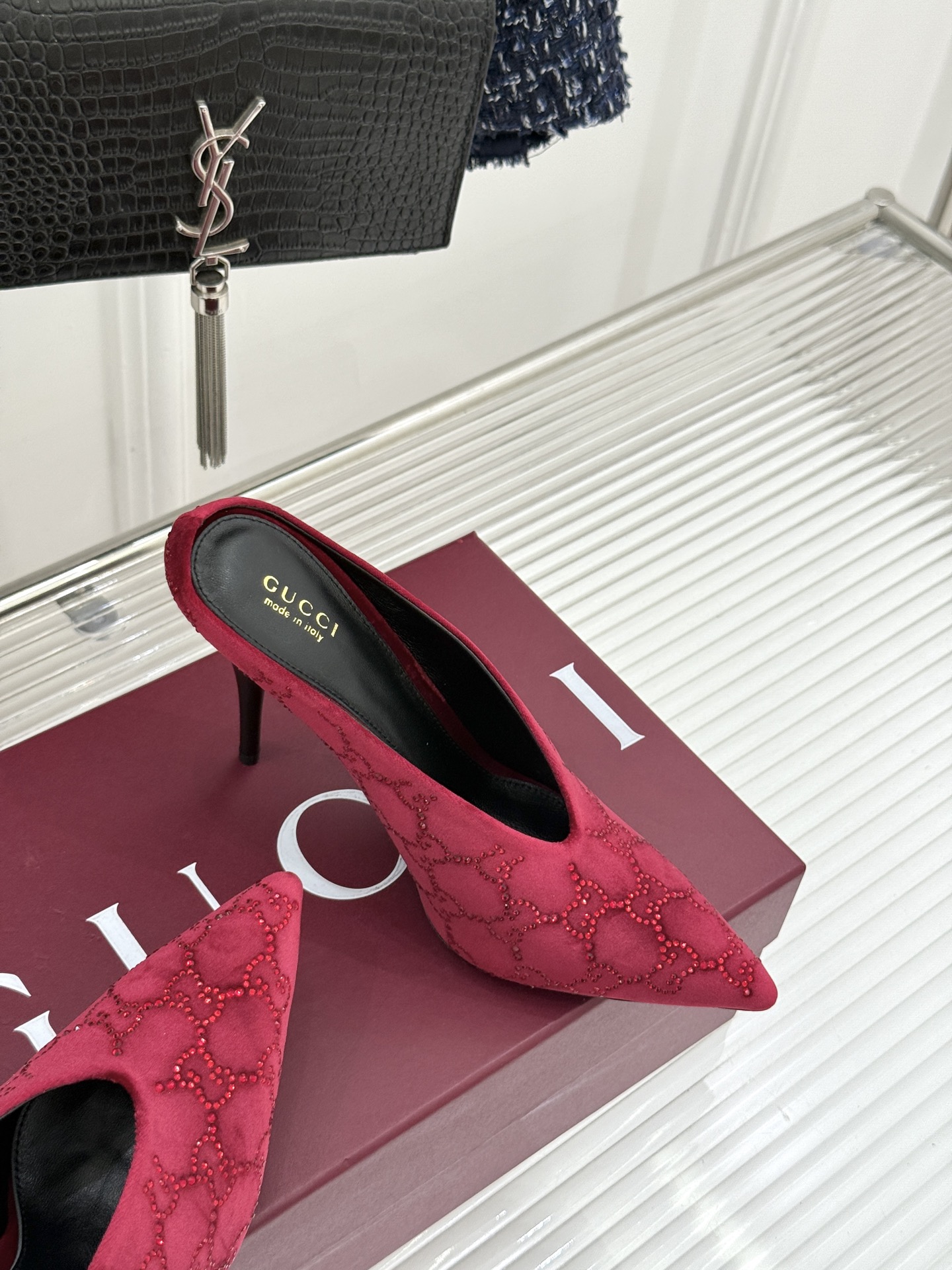 Gucci/古驰26WF新品尖头双G水钻丝绒高跟鞋以丝绒与水钻重释意式奢华。复古尖头利落修长 完美修饰脚
