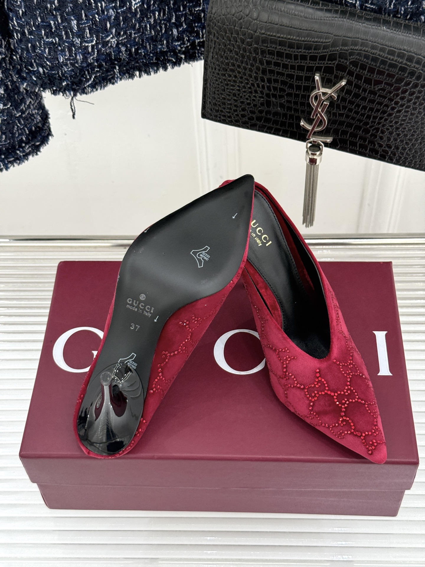 Gucci/古驰26WF新品尖头双G水钻丝绒高跟鞋以丝绒与水钻重释意式奢华。复古尖头利落修长 完美修饰脚