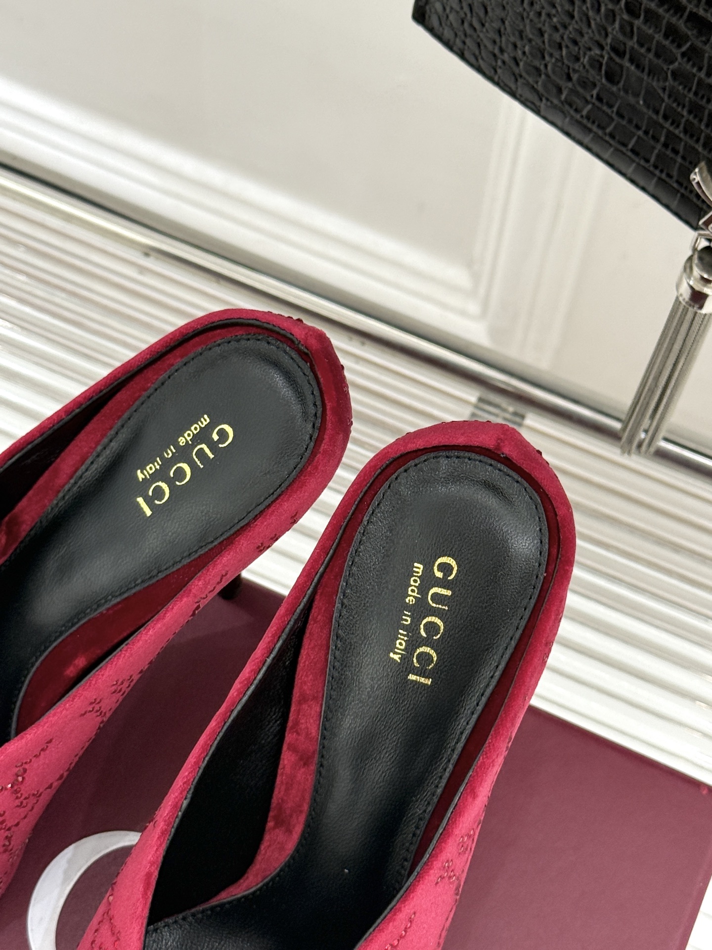 Gucci/古驰26WF新品尖头双G水钻丝绒高跟鞋以丝绒与水钻重释意式奢华。复古尖头利落修长 完美修饰脚
