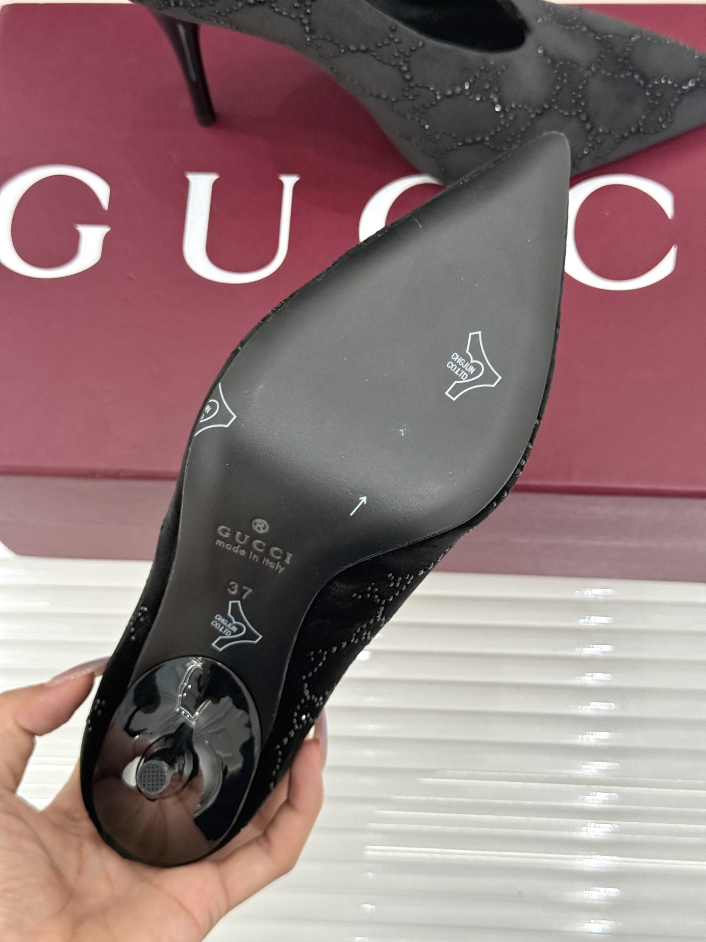 Gucci/古驰26WF新品尖头双G水钻丝绒高跟鞋以丝绒与水钻重释意式奢华。复古尖头利落修长 完美修饰脚