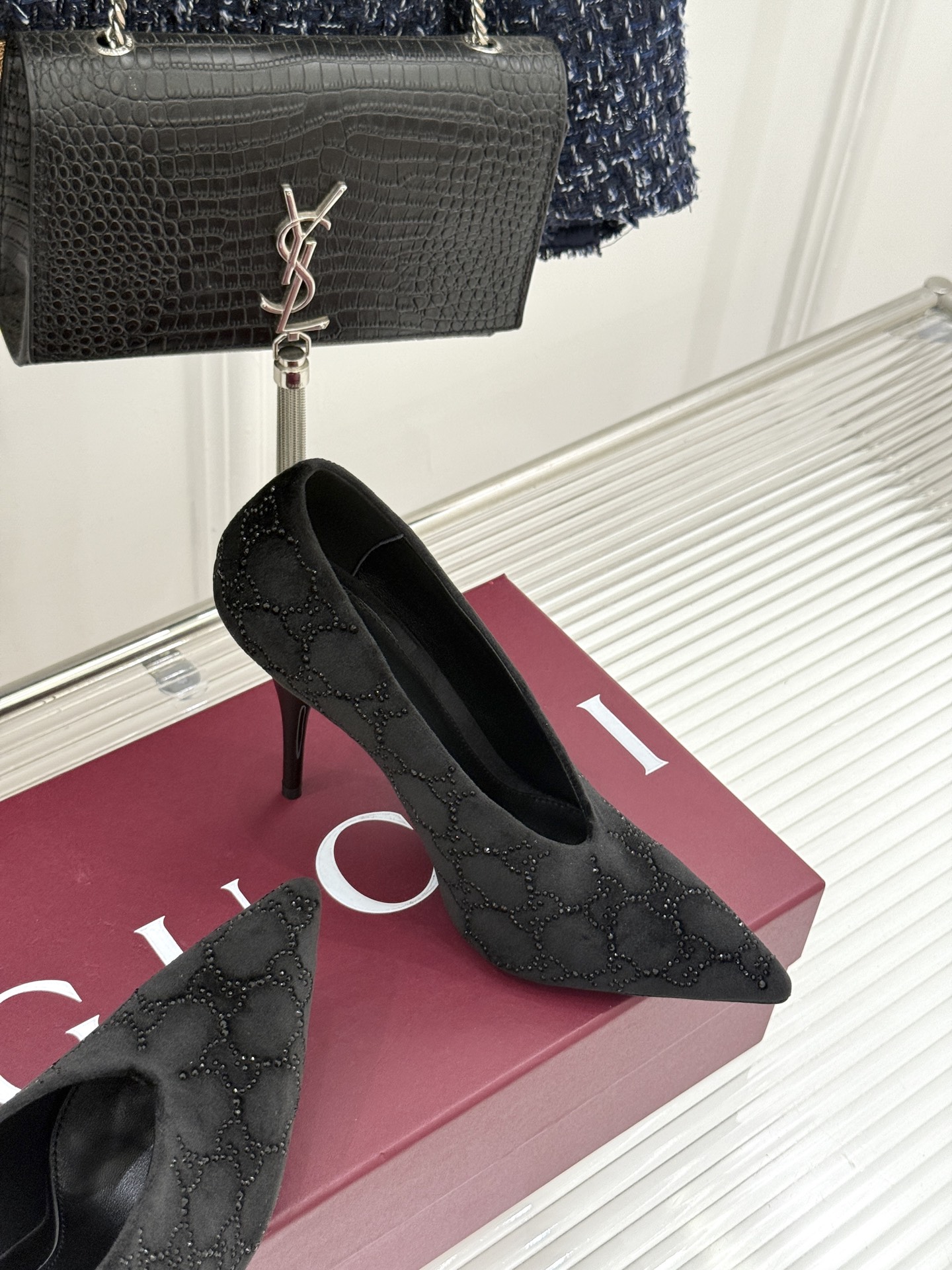 Gucci/古驰26WF新品尖头双G水钻丝绒高跟鞋以丝绒与水钻重释意式奢华。复古尖头利落修长 完美修饰脚