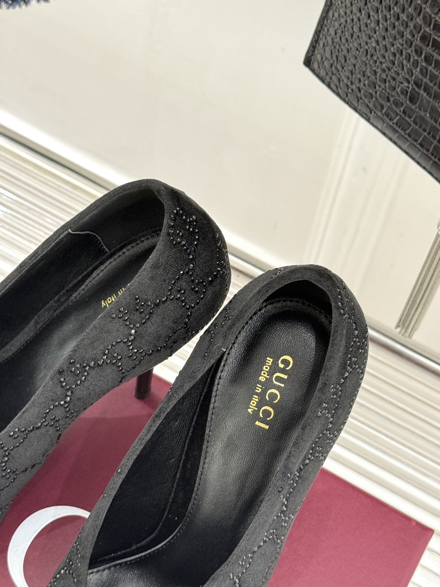 Gucci/古驰26WF新品尖头双G水钻丝绒高跟鞋以丝绒与水钻重释意式奢华。复古尖头利落修长 完美修饰脚