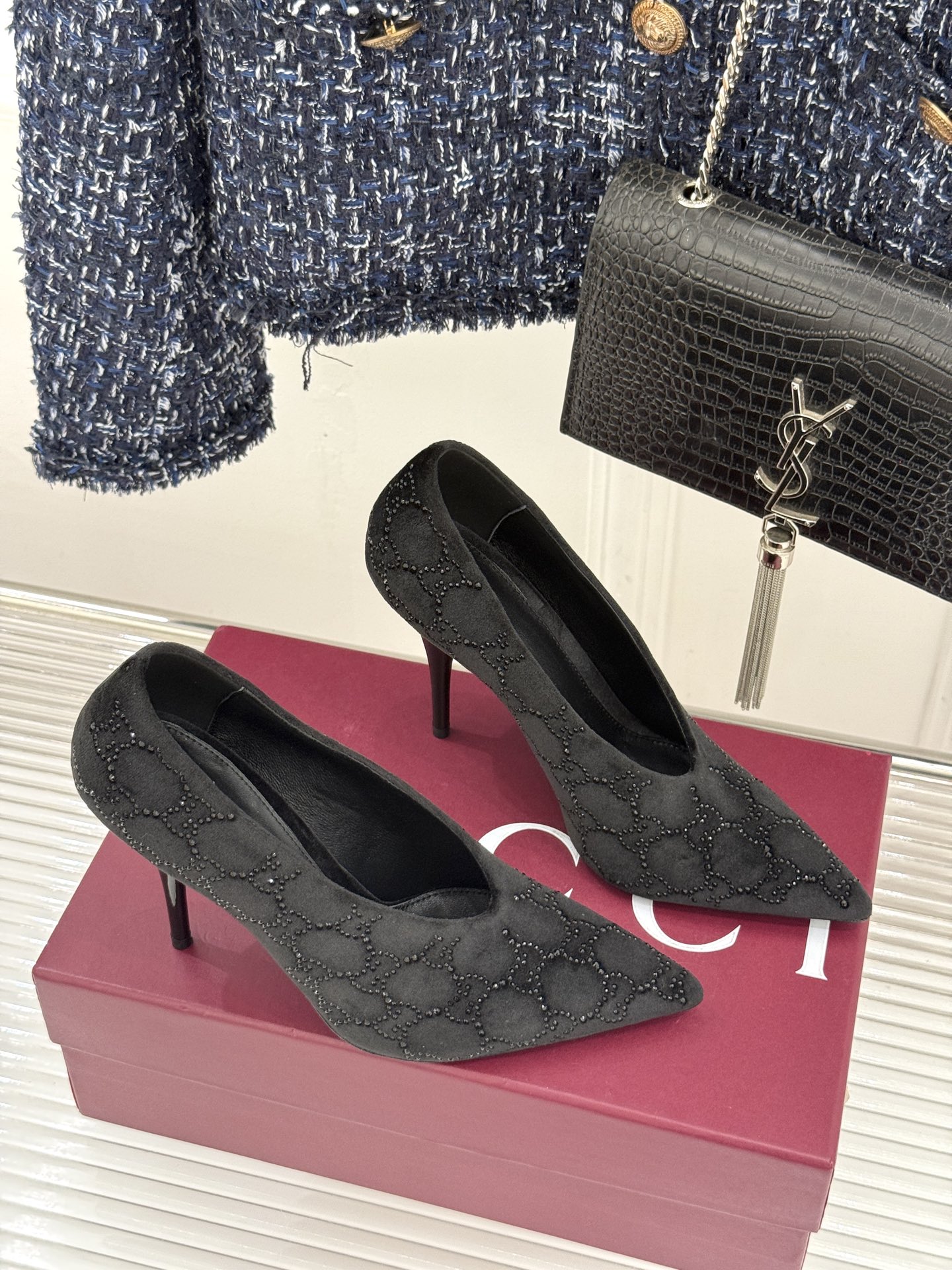 Gucci/古驰26WF新品尖头双G水钻丝绒高跟鞋以丝绒与水钻重释意式奢华。复古尖头利落修长 完美修饰脚