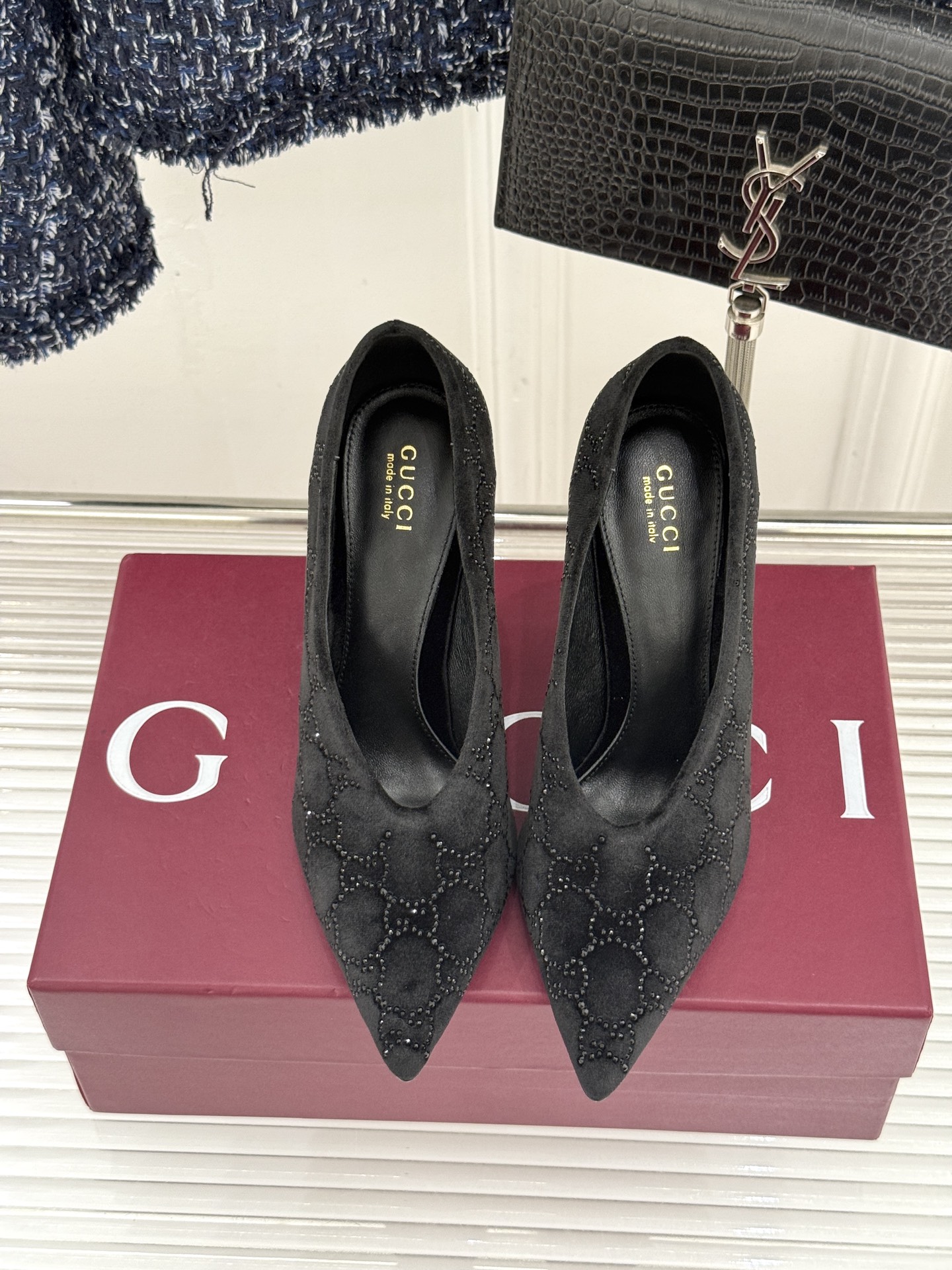 Gucci/古驰26WF新品尖头双G水钻丝绒高跟鞋以丝绒与水钻重释意式奢华。复古尖头利落修长 完美修饰脚
