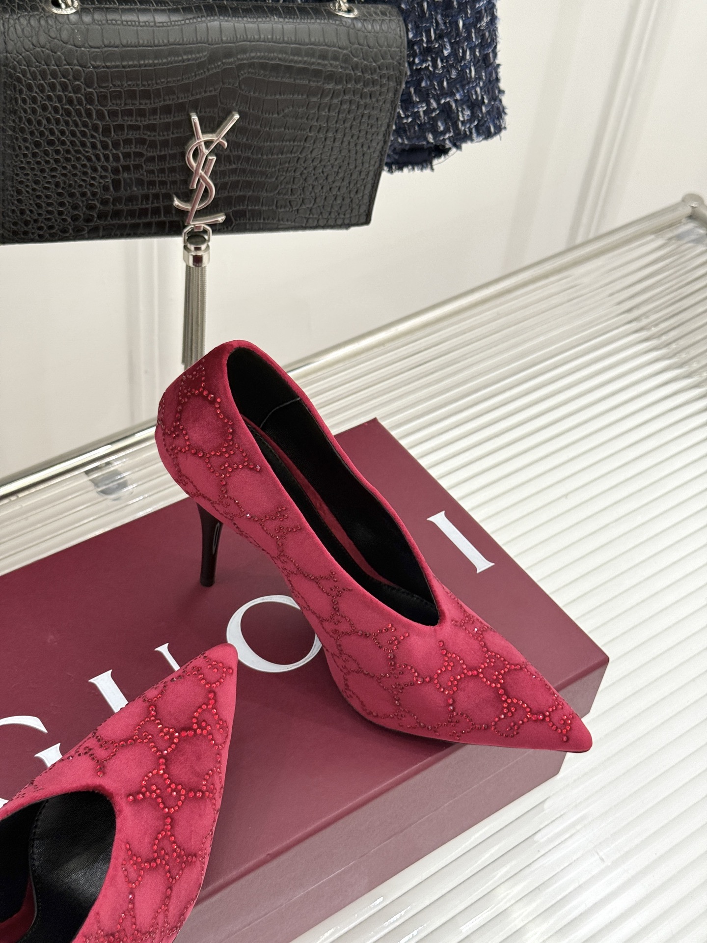 Gucci/古驰26WF新品尖头双G水钻丝绒高跟鞋以丝绒与水钻重释意式奢华。复古尖头利落修长 完美修饰脚