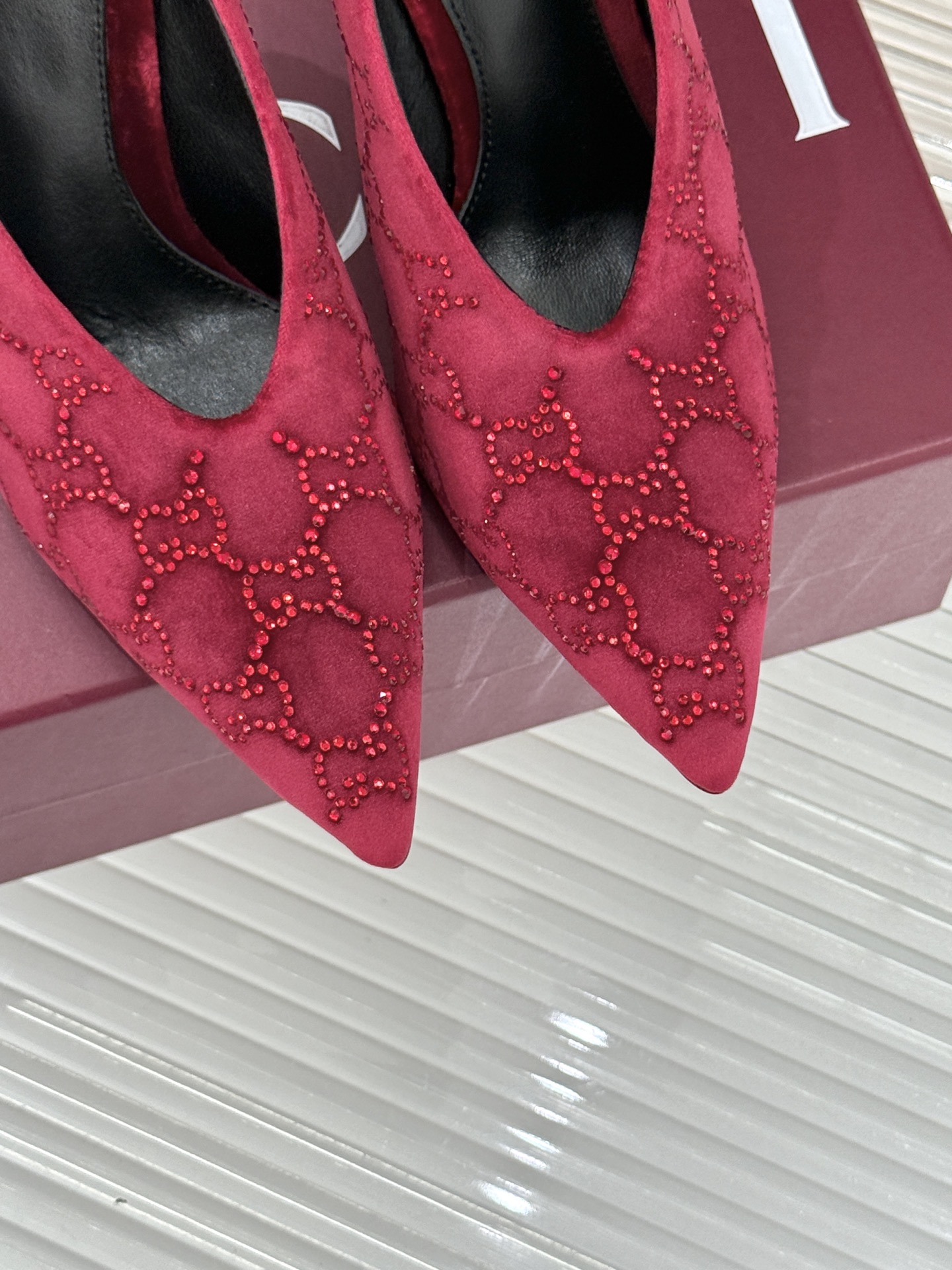 Gucci/古驰26WF新品尖头双G水钻丝绒高跟鞋以丝绒与水钻重释意式奢华。复古尖头利落修长 完美修饰脚