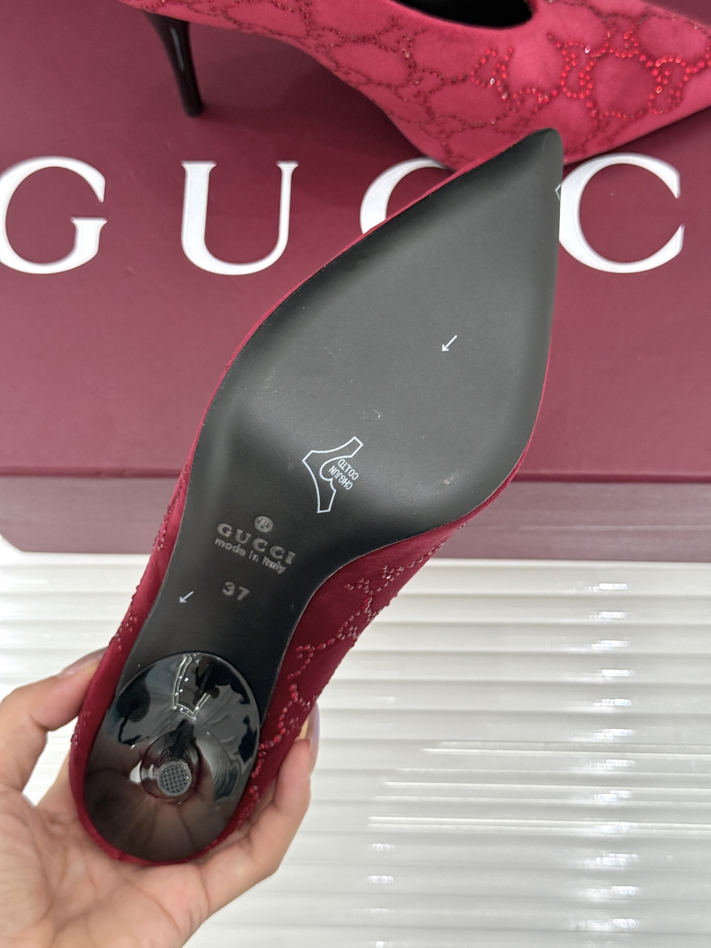 Gucci/古驰26WF新品尖头双G水钻丝绒高跟鞋以丝绒与水钻重释意式奢华。复古尖头利落修长 完美修饰脚