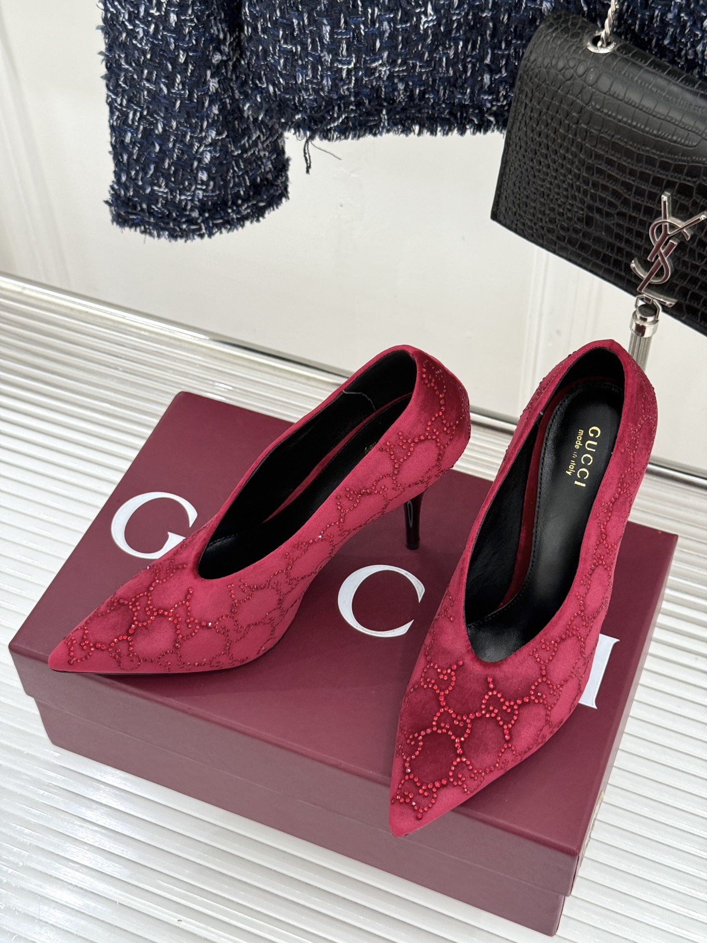 Gucci/古驰26WF新品尖头双G水钻丝绒高跟鞋以丝绒与水钻重释意式奢华。复古尖头利落修长 完美修饰脚