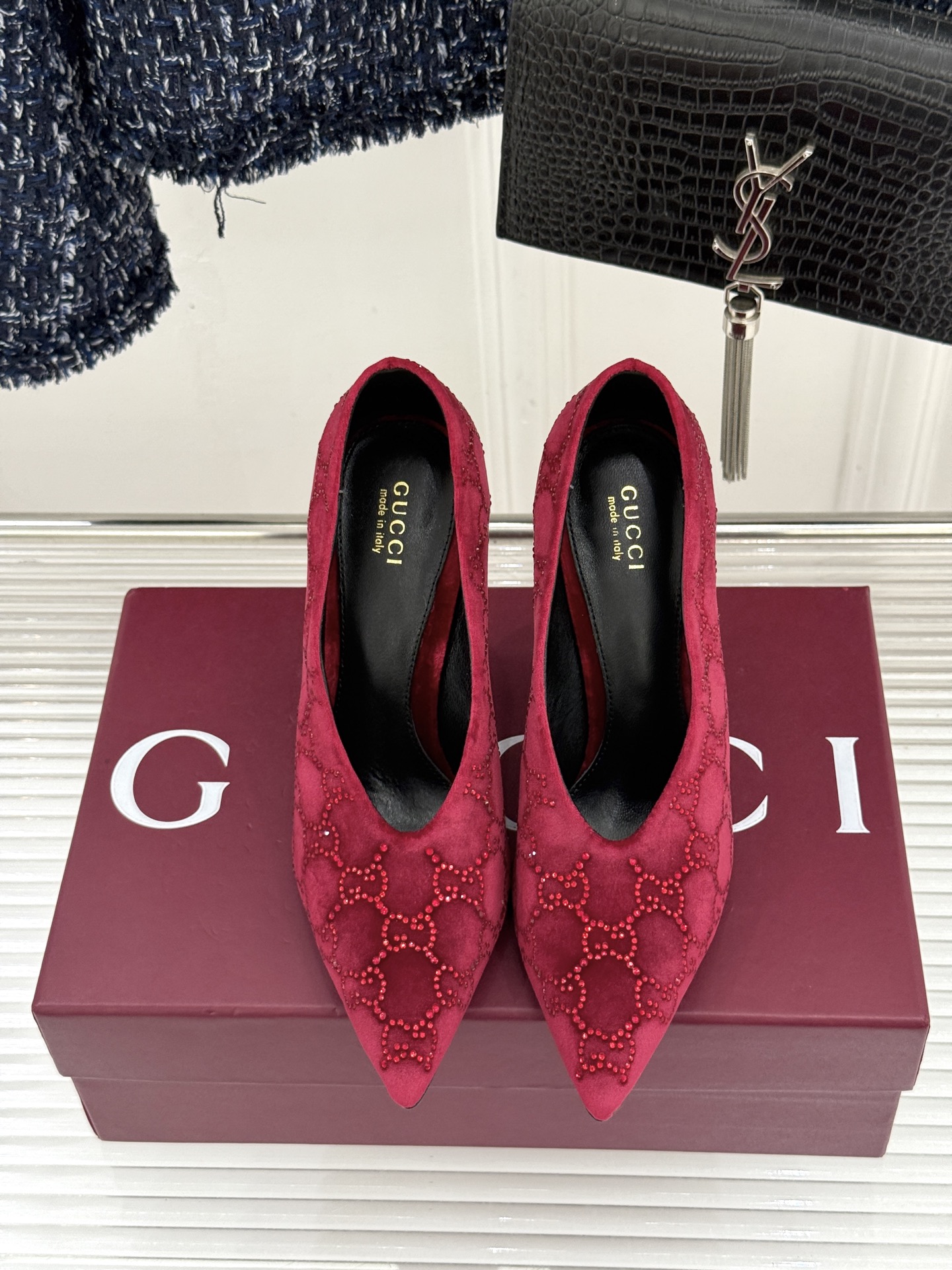 Gucci/古驰26WF新品尖头双G水钻丝绒高跟鞋以丝绒与水钻重释意式奢华。复古尖头利落修长 完美修饰脚