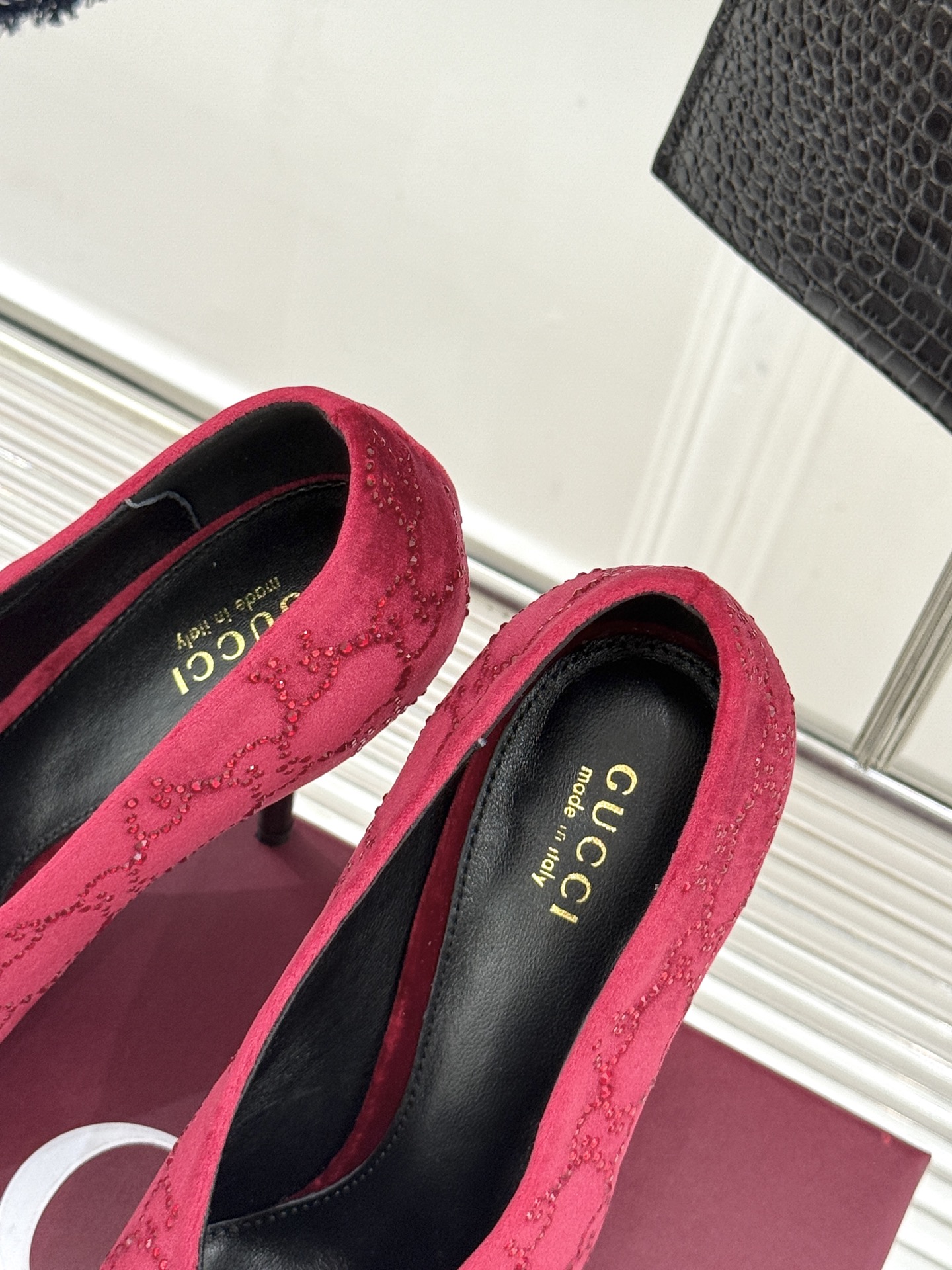 Gucci/古驰26WF新品尖头双G水钻丝绒高跟鞋以丝绒与水钻重释意式奢华。复古尖头利落修长 完美修饰脚