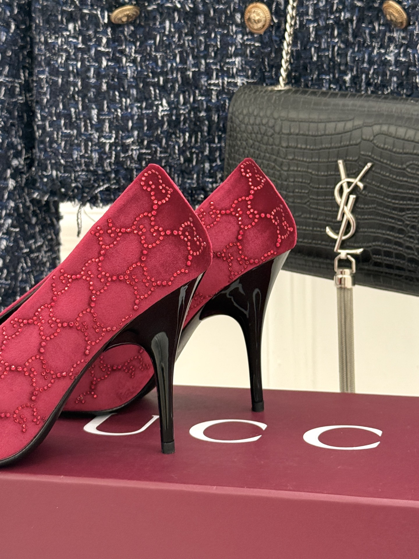 Gucci/古驰26WF新品尖头双G水钻丝绒高跟鞋以丝绒与水钻重释意式奢华。复古尖头利落修长 完美修饰脚