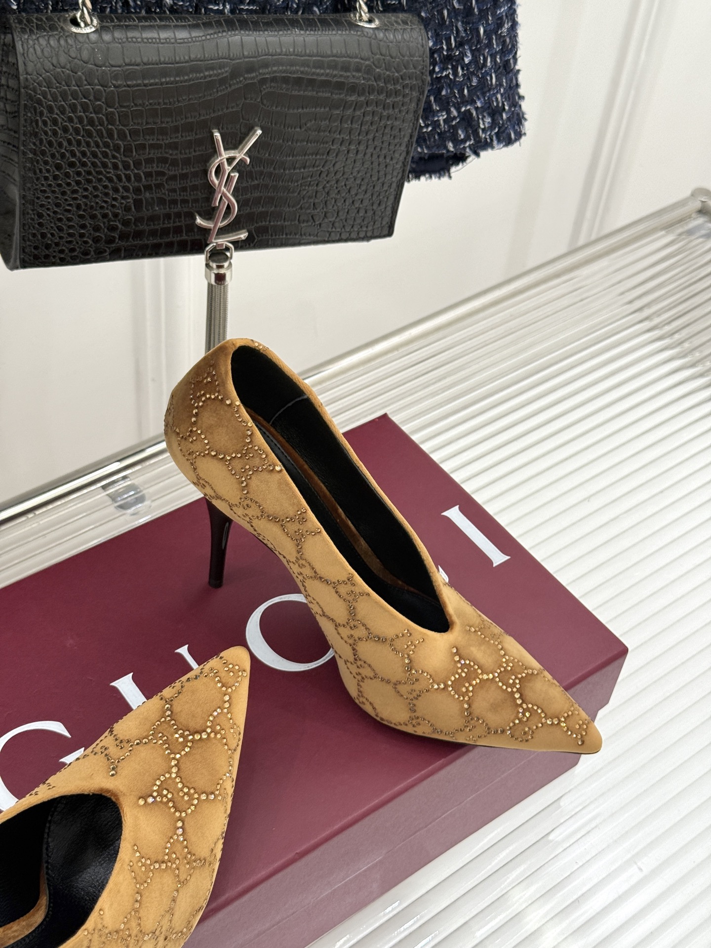 Gucci/古驰26WF新品尖头双G水钻丝绒高跟鞋以丝绒与水钻重释意式奢华。复古尖头利落修长 完美修饰脚