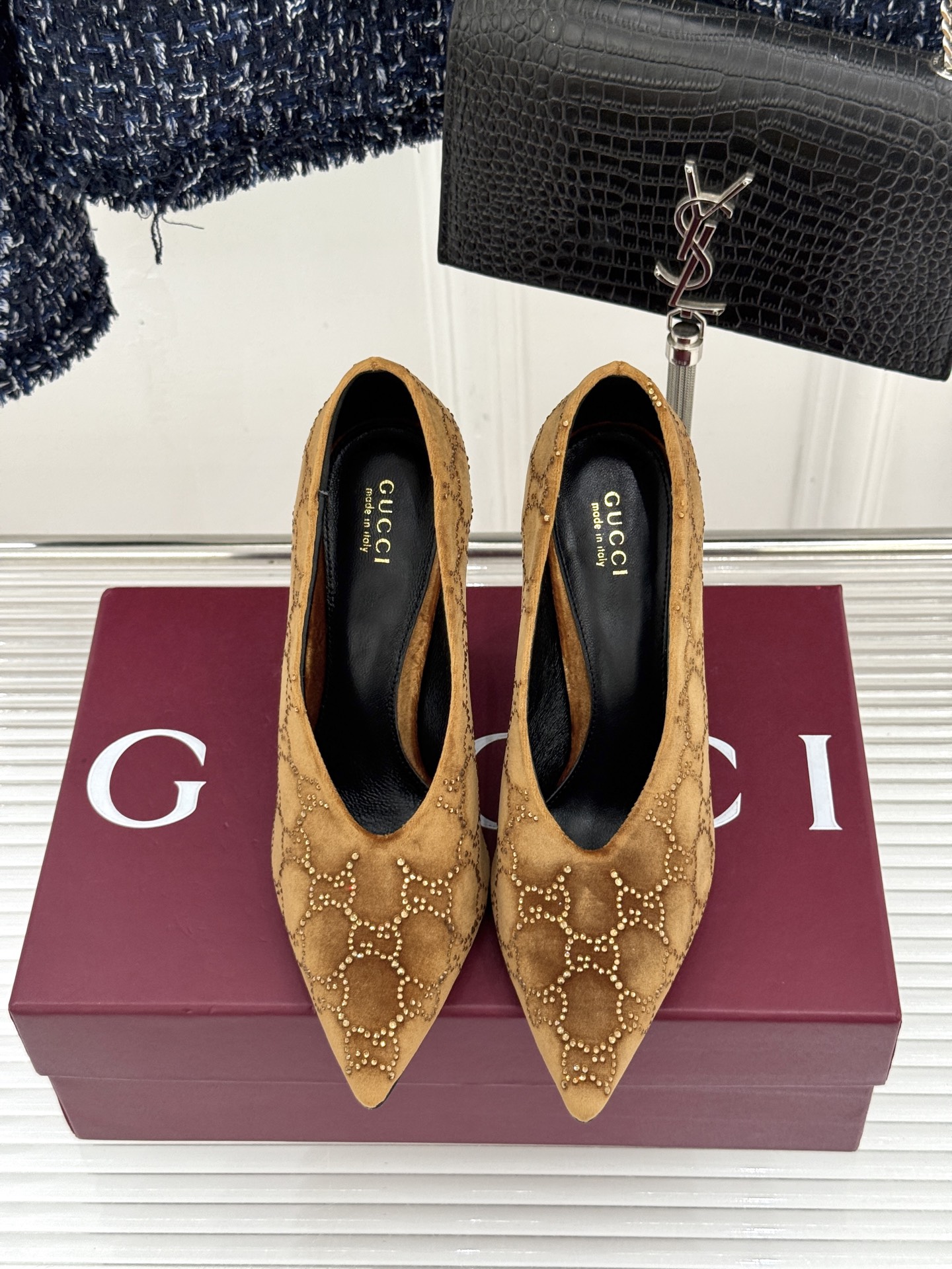 Gucci/古驰26WF新品尖头双G水钻丝绒高跟鞋以丝绒与水钻重释意式奢华。复古尖头利落修长 完美修饰脚