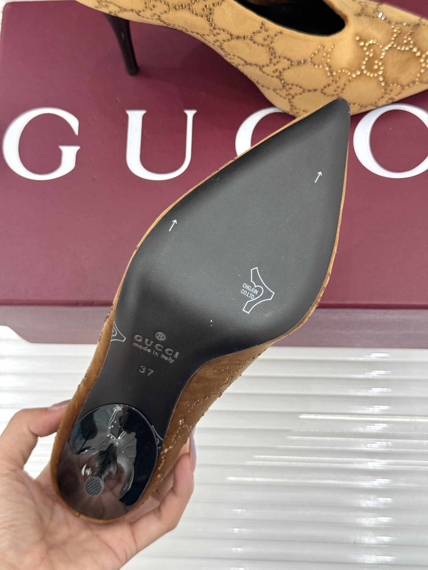 Gucci/古驰26WF新品尖头双G水钻丝绒高跟鞋以丝绒与水钻重释意式奢华。复古尖头利落修长 完美修饰脚