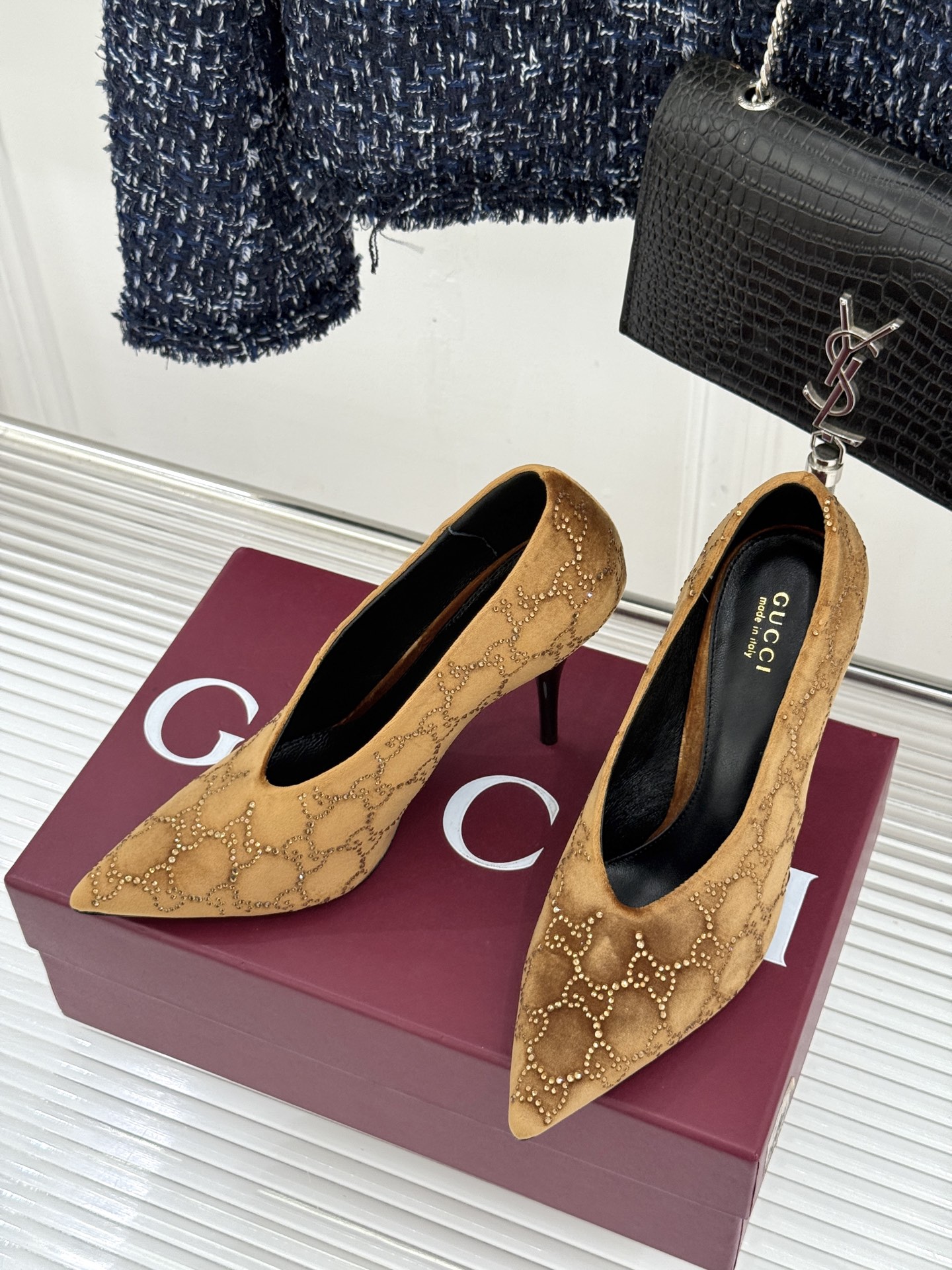 Gucci/古驰26WF新品尖头双G水钻丝绒高跟鞋以丝绒与水钻重释意式奢华。复古尖头利落修长 完美修饰脚