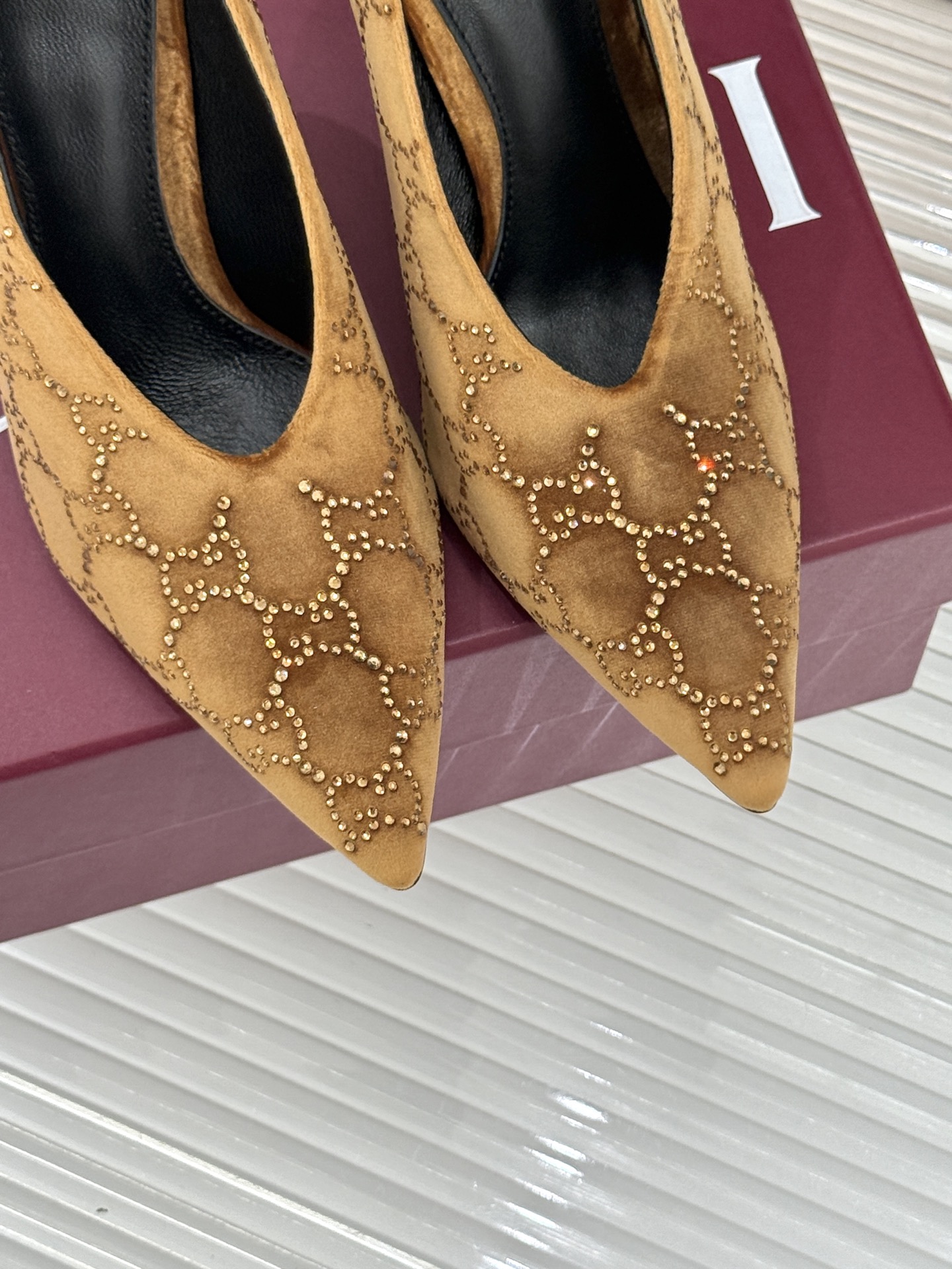 Gucci/古驰26WF新品尖头双G水钻丝绒高跟鞋以丝绒与水钻重释意式奢华。复古尖头利落修长 完美修饰脚