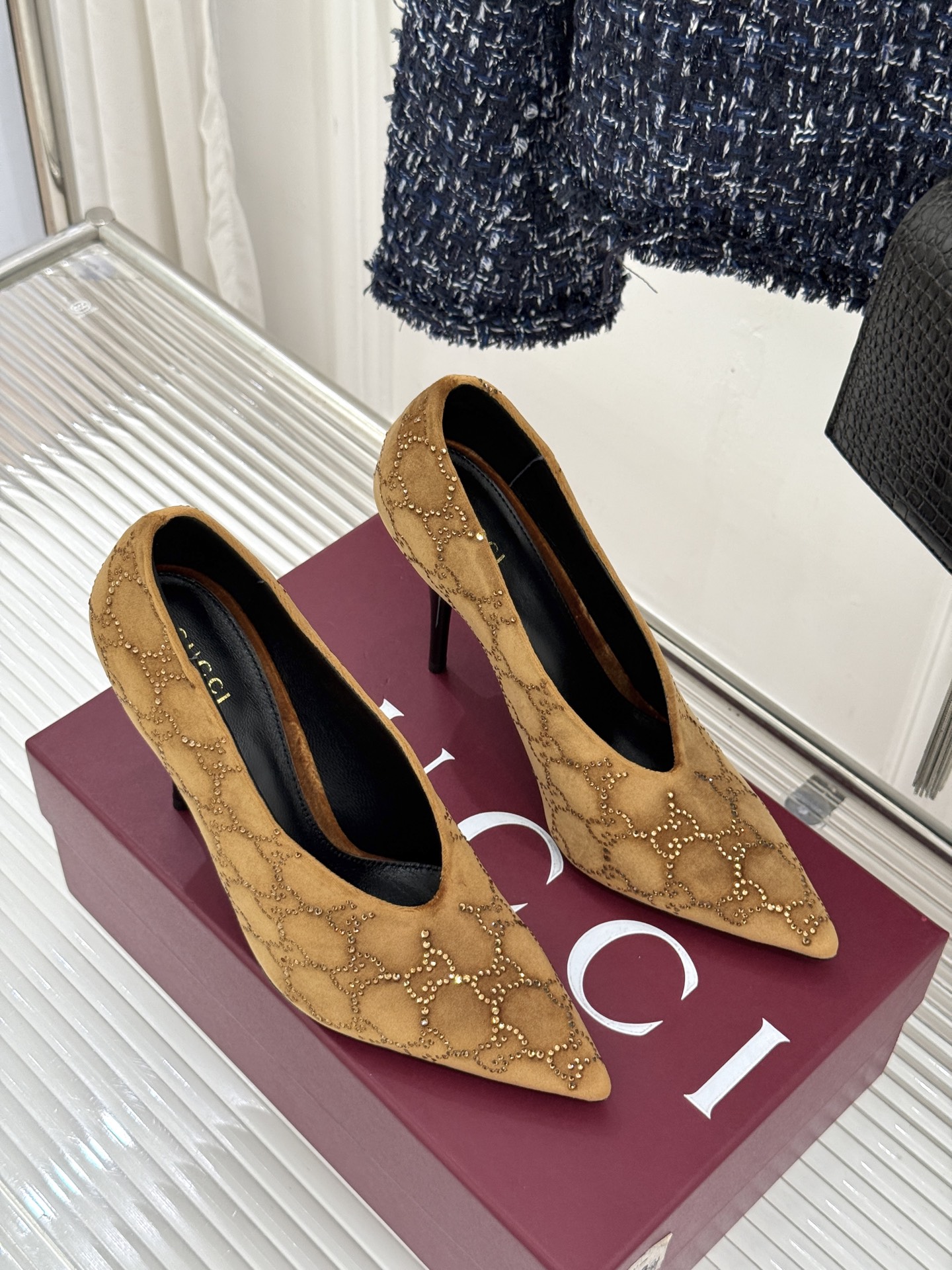 Gucci/古驰26WF新品尖头双G水钻丝绒高跟鞋以丝绒与水钻重释意式奢华。复古尖头利落修长 完美修饰脚