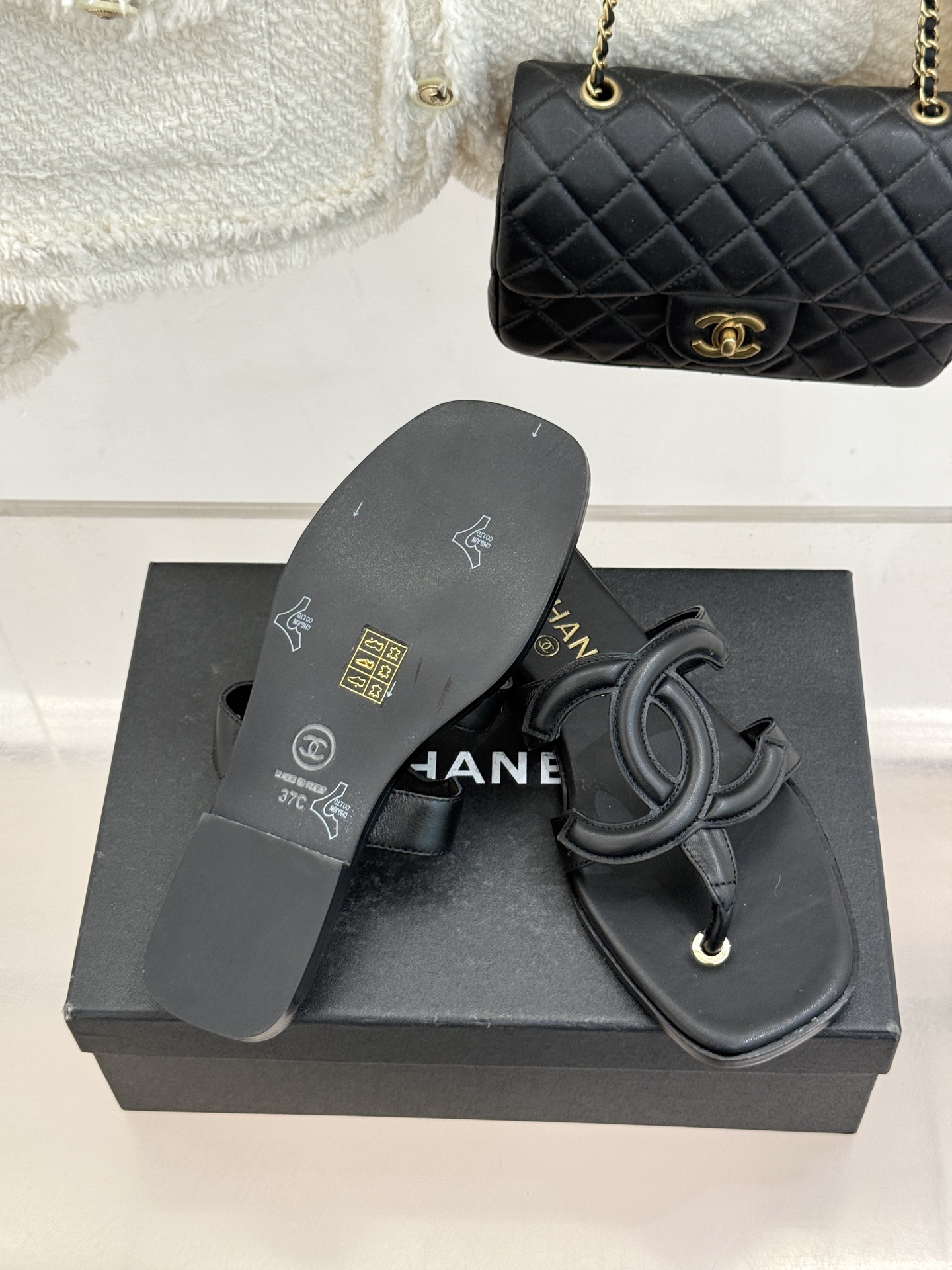 CHANE* ｜小香26S大双C镂空夹脚拖鞋以极简轮廓重启法式优雅。标志性大双C镂空设计 利落通透光影下