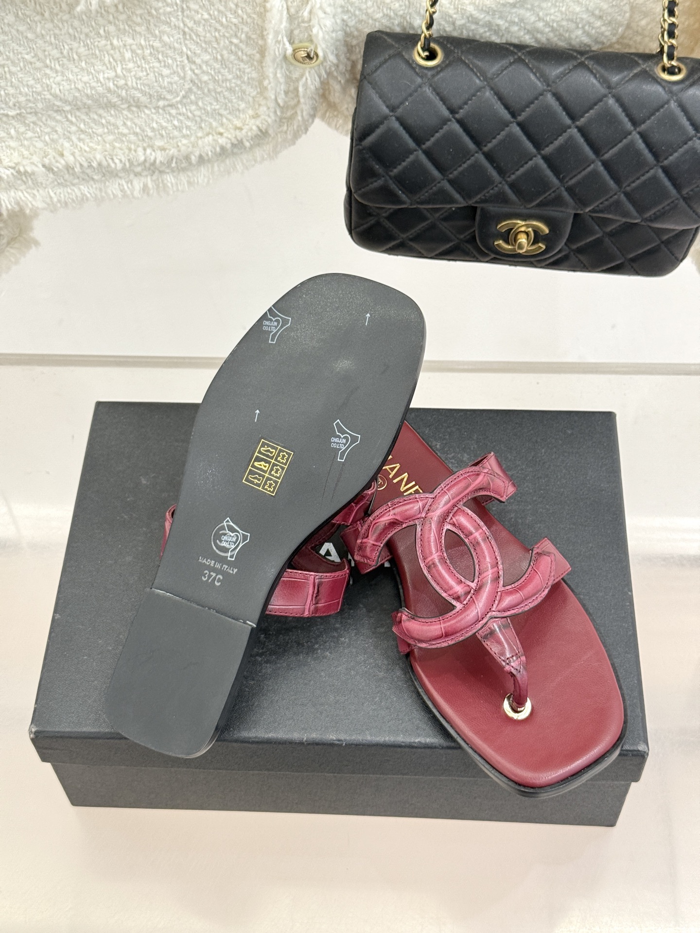 CHANE* ｜小香26S大双C镂空夹脚拖鞋以极简轮廓重启法式优雅。标志性大双C镂空设计 利落通透光影下