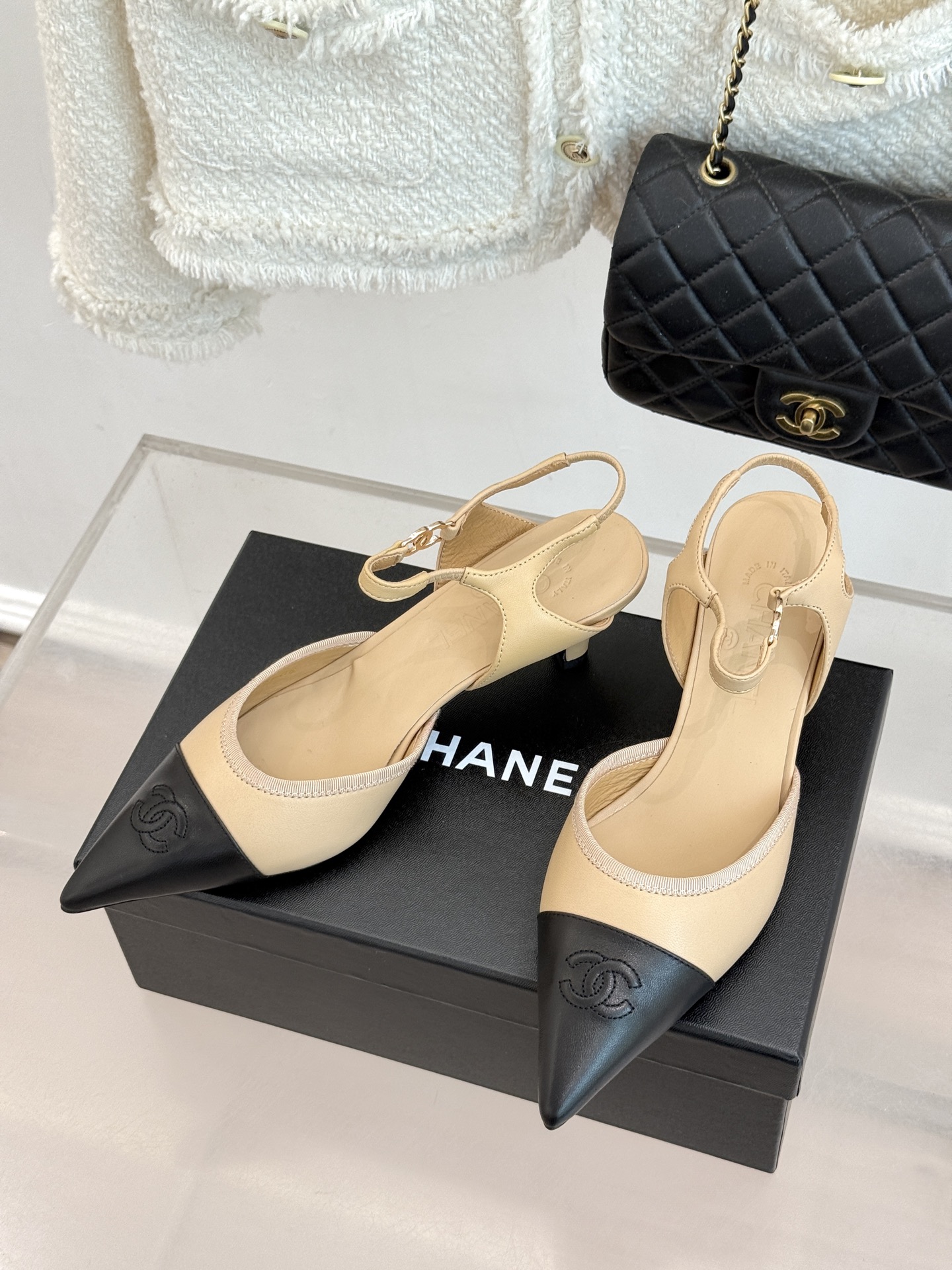 CHANE*｜小香26C双C尖头拼色猫跟后空凉鞋以拼色美学重塑经典格调。细腻小羊皮与质感面料碰撞撞色纹路