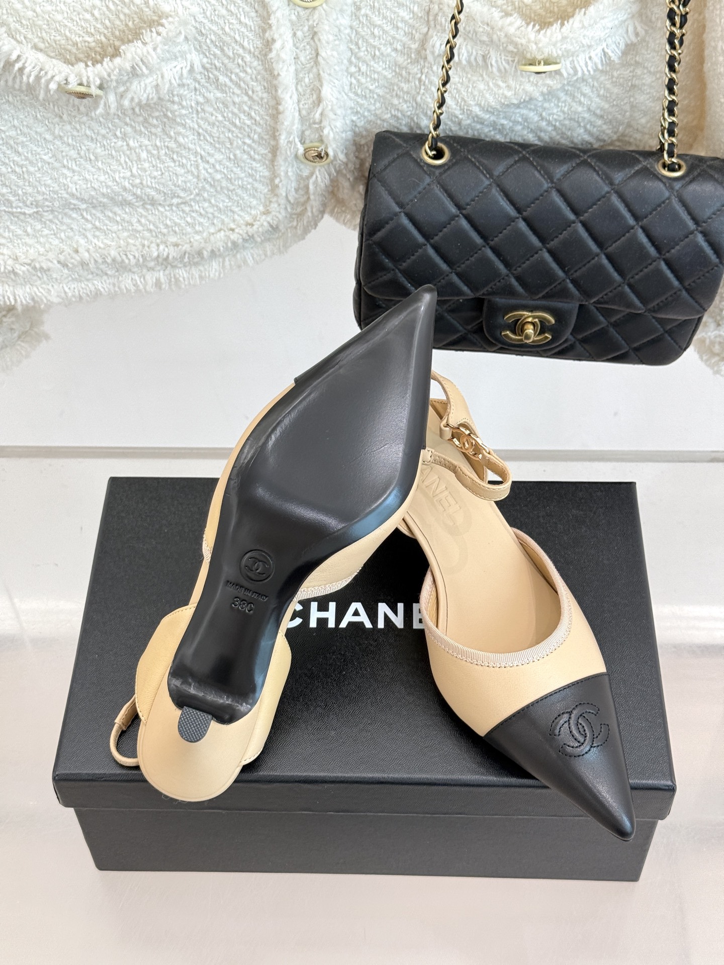 CHANE*｜小香26C双C尖头拼色猫跟后空凉鞋以拼色美学重塑经典格调。细腻小羊皮与质感面料碰撞撞色纹路