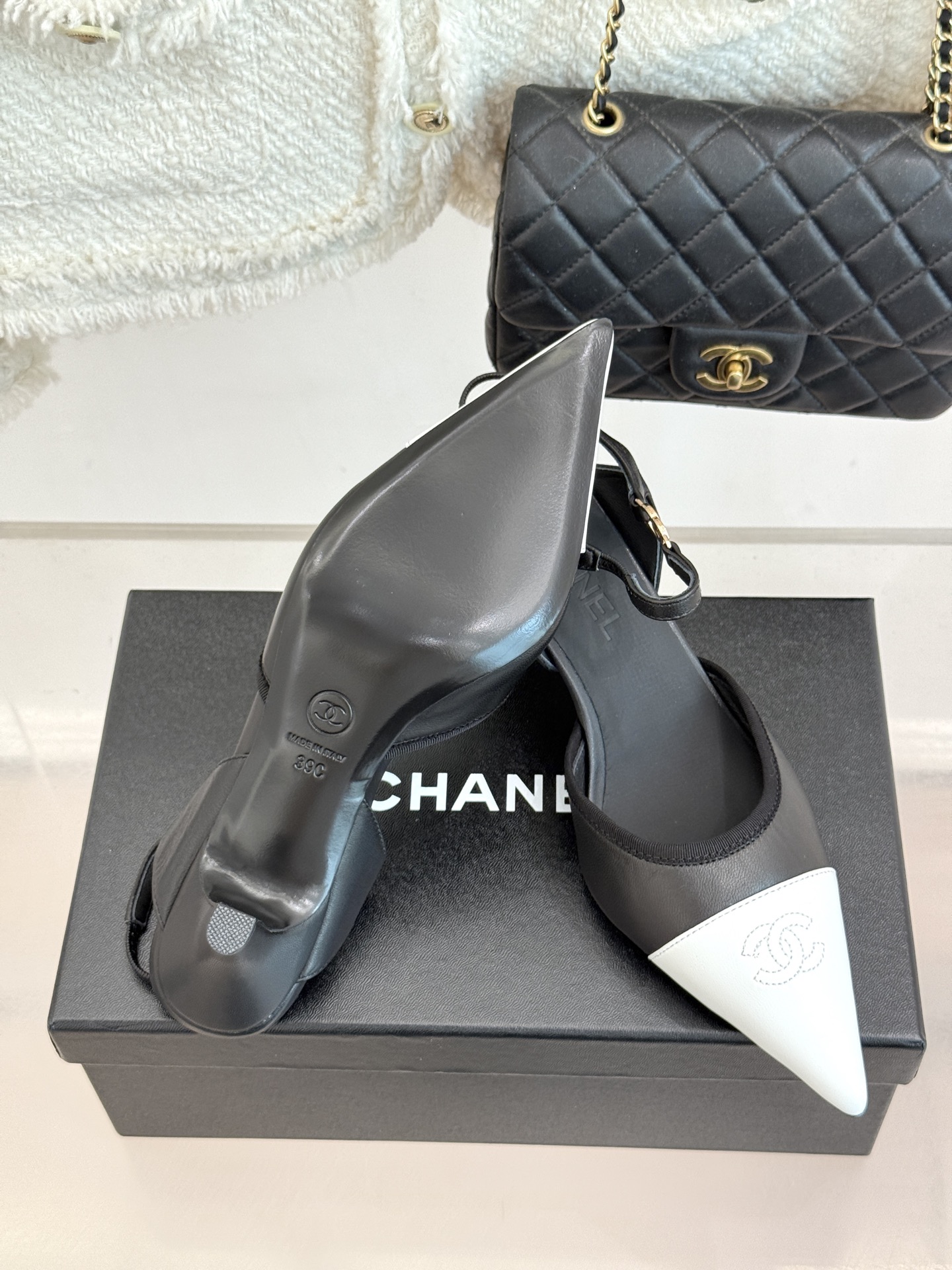 CHANE*｜小香26C双C尖头拼色猫跟后空凉鞋以拼色美学重塑经典格调。细腻小羊皮与质感面料碰撞撞色纹路