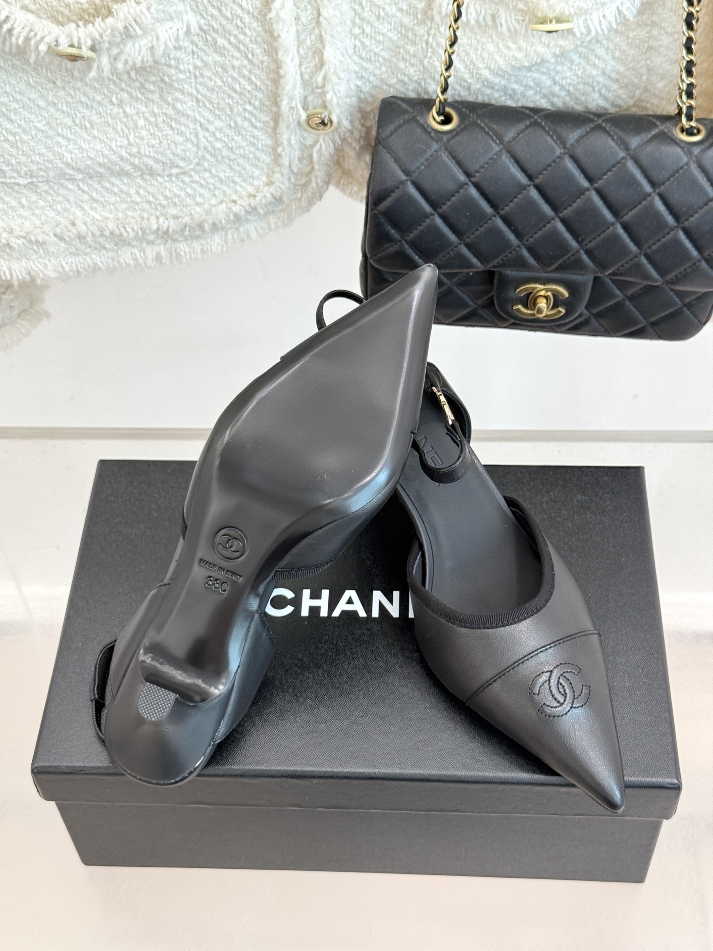 CHANE*｜小香26C双C尖头拼色猫跟后空凉鞋以拼色美学重塑经典格调。细腻小羊皮与质感面料碰撞撞色纹路