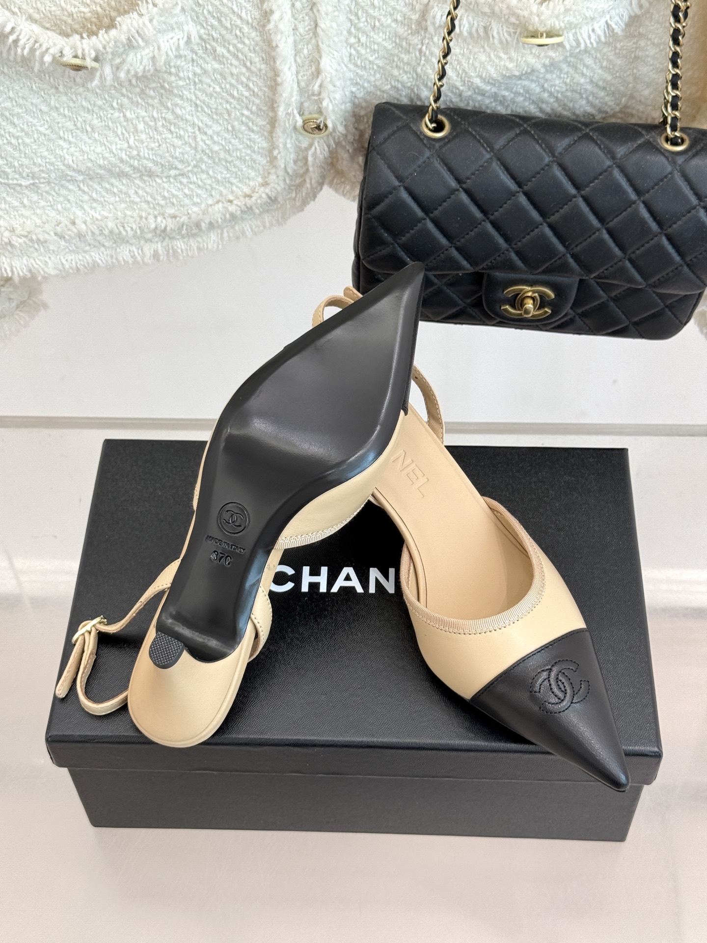 CHANE*｜小香26C双C尖头拼色猫跟后空凉鞋以拼色美学重塑经典格调。细腻小羊皮与质感面料碰撞撞色纹路
