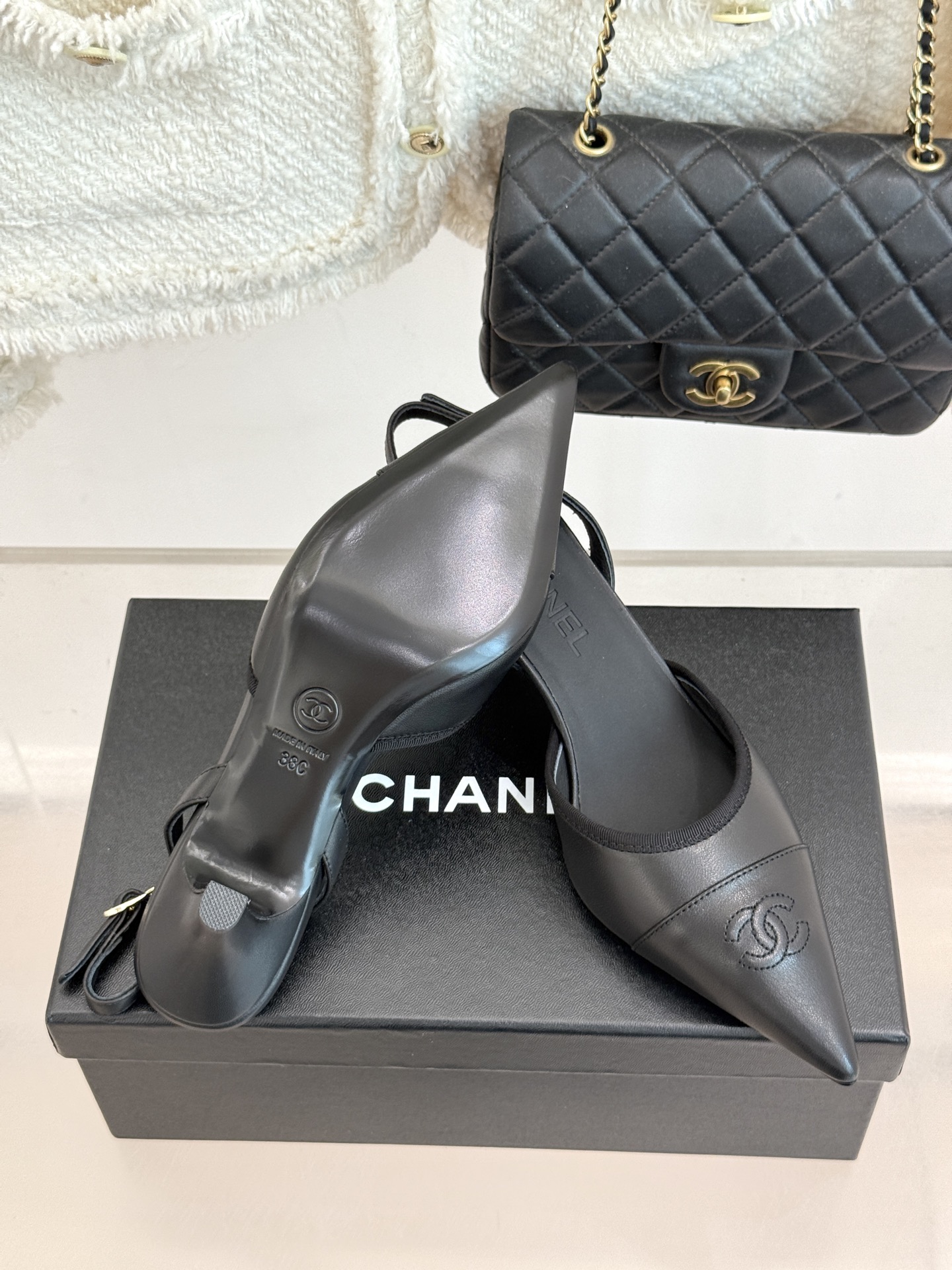 CHANE*｜小香26C双C尖头拼色猫跟后空凉鞋以拼色美学重塑经典格调。细腻小羊皮与质感面料碰撞撞色纹路