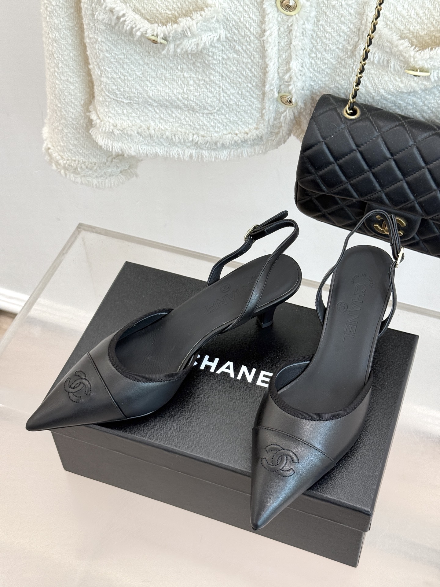 CHANE*｜小香26C双C尖头拼色猫跟后空凉鞋以拼色美学重塑经典格调。细腻小羊皮与质感面料碰撞撞色纹路