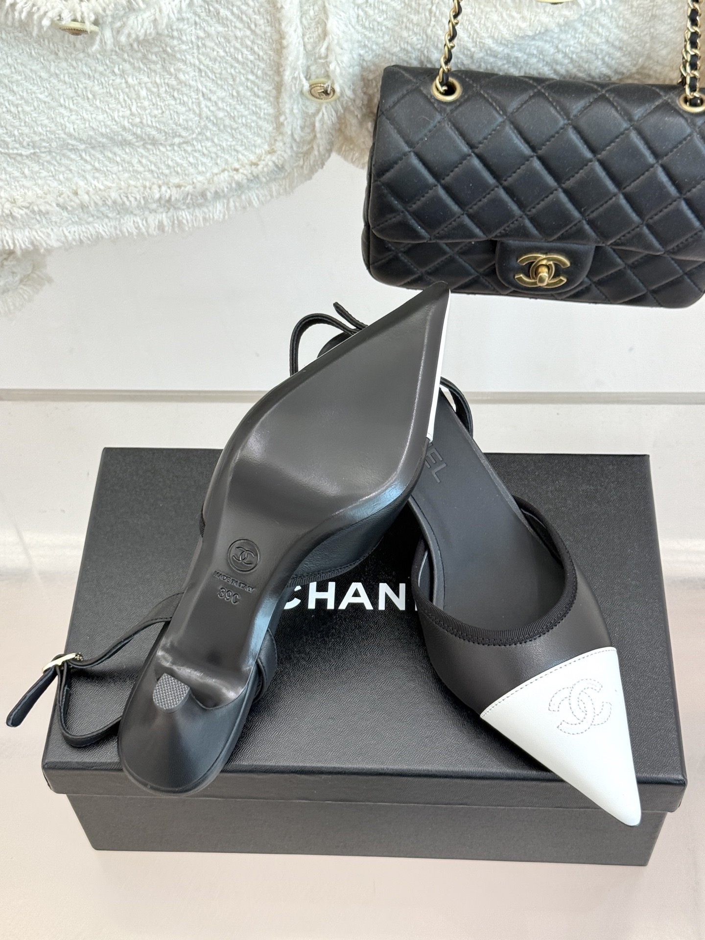 CHANE*｜小香26C双C尖头拼色猫跟后空凉鞋以拼色美学重塑经典格调。细腻小羊皮与质感面料碰撞撞色纹路