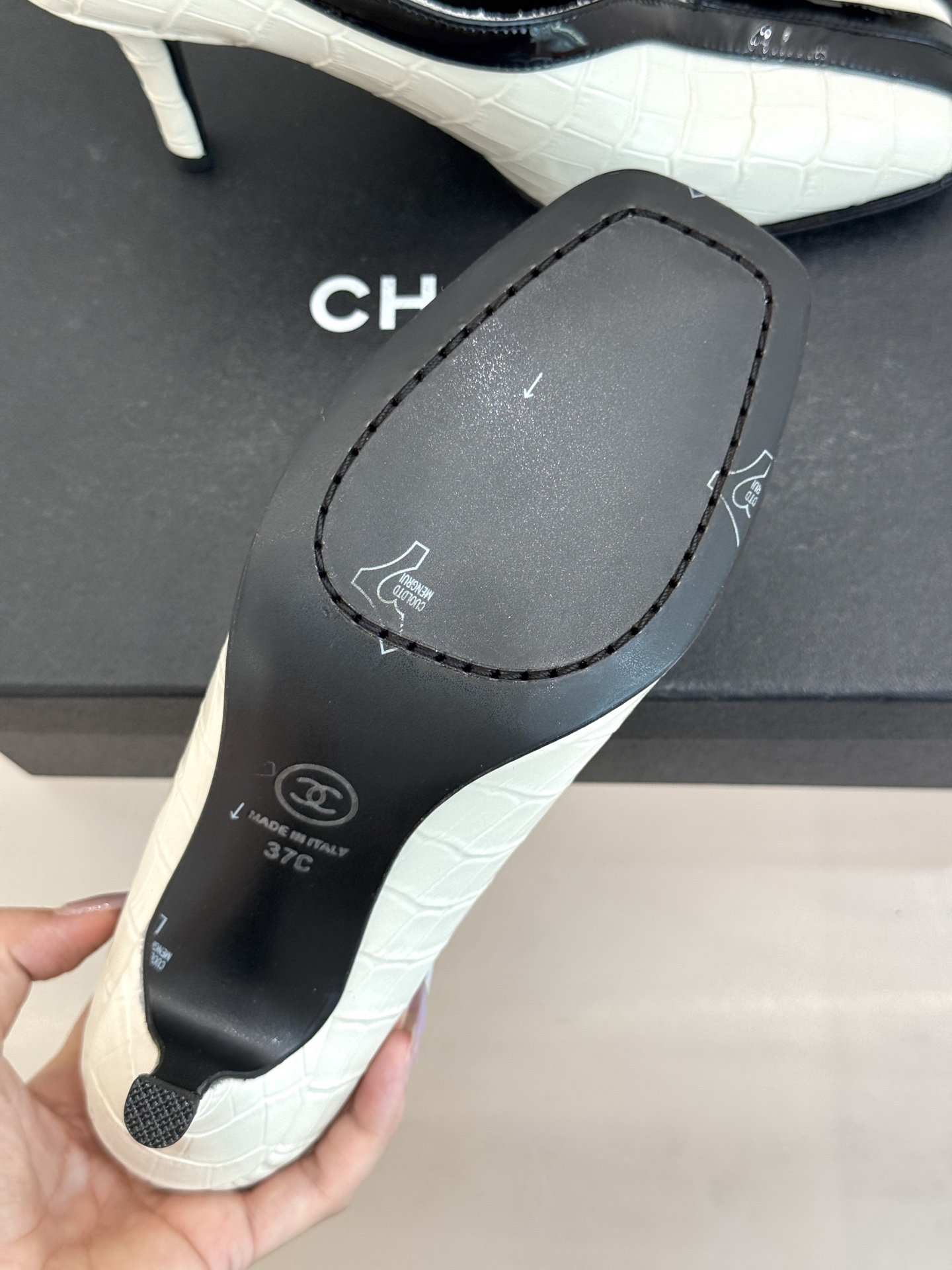 CHANE*｜小香26P小双C鳄鱼纹拼色V口方头高跟鞋单鞋以极简轮廓藏奢美细节。鳄鱼纹牛皮自带复古肌理漆