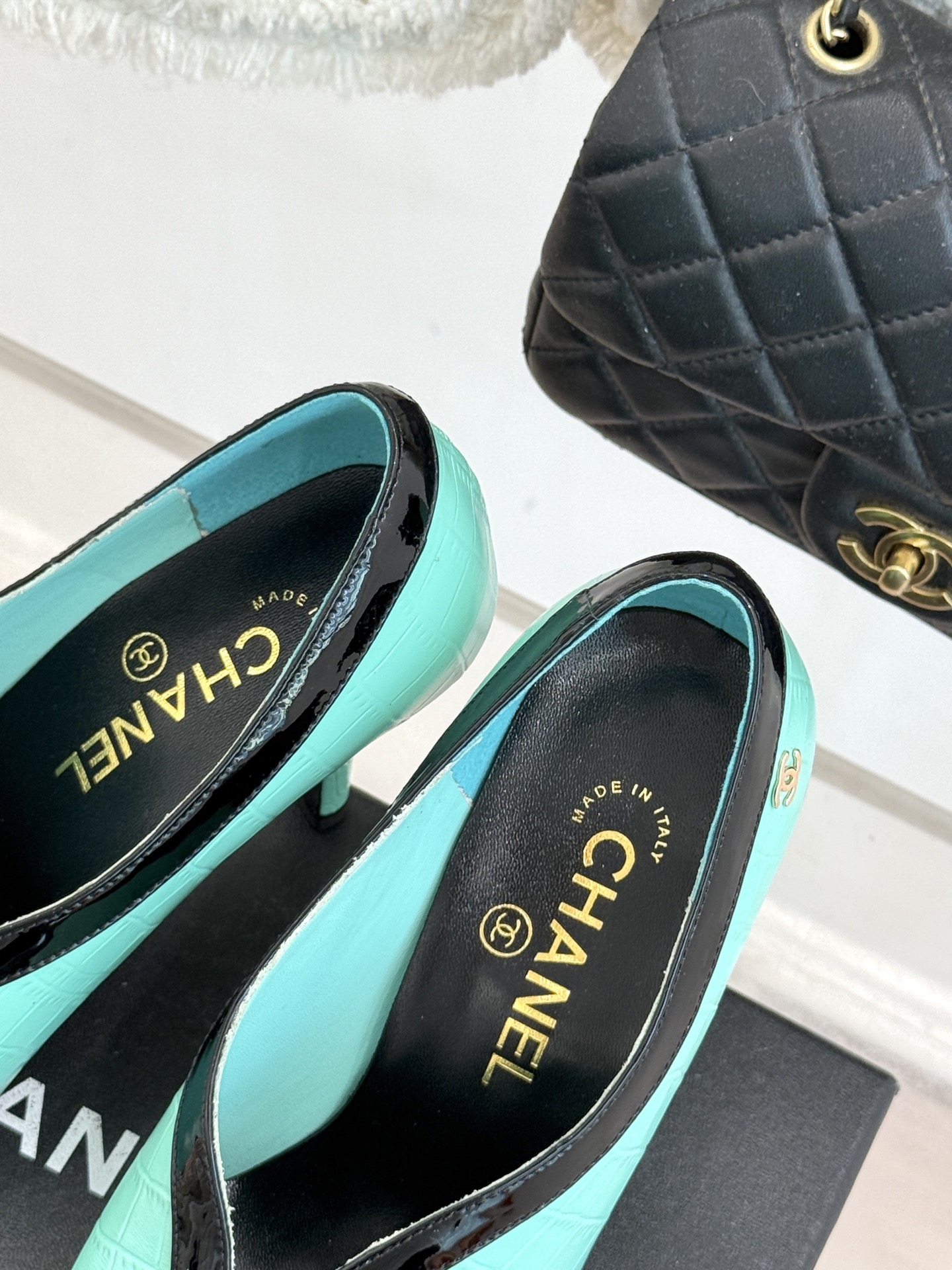 CHANE*｜小香26P小双C鳄鱼纹拼色V口方头高跟鞋单鞋以极简轮廓藏奢美细节。鳄鱼纹牛皮自带复古肌理漆