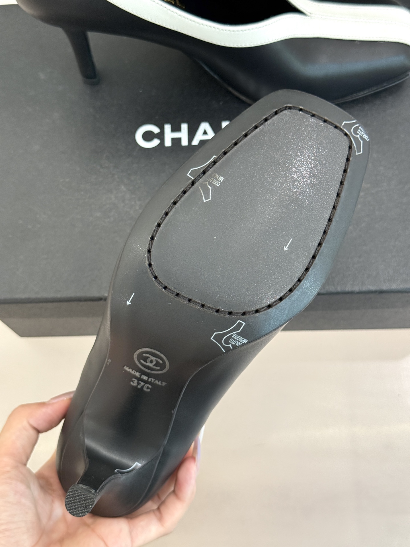 CHANE*｜小香26P小双C鳄鱼纹拼色V口方头高跟鞋单鞋以极简轮廓藏奢美细节。鳄鱼纹牛皮自带复古肌理漆