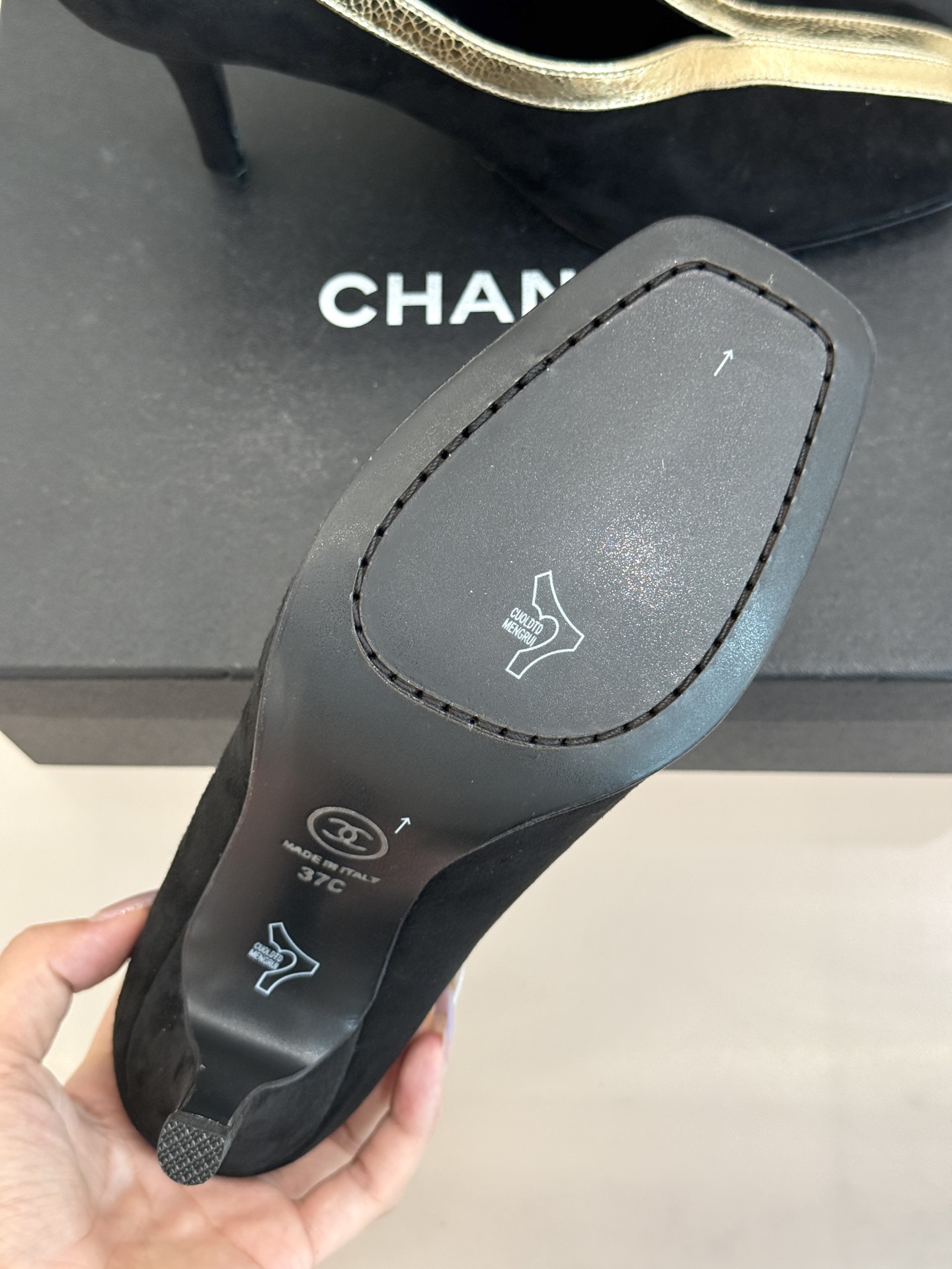 CHANE*｜小香26P小双C鳄鱼纹拼色V口方头高跟鞋单鞋以极简轮廓藏奢美细节。鳄鱼纹牛皮自带复古肌理漆