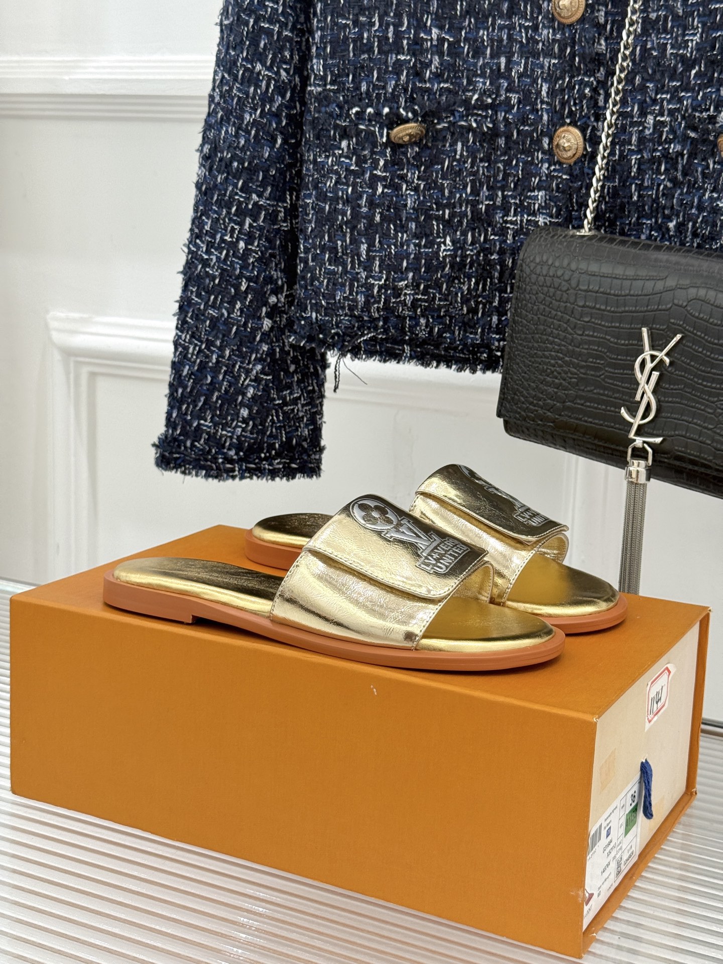 NO:785346,L*V donkey's classic electric embroidered logo flip flop flat slippers interpret the sense of luxury and relaxation with a minimalist silhouette. The classic flip design is neat and easy to put on and take off with one foot, showing the convenience of a lazy person. The iconic LV electric embroidered logo is precision embroidered. It is low-key and unobtrusive, and the brand genes are engraved in the details. The flat bottom configuration fits the arch of the foot and is not tiring to wear for a long time. Whether it is traveling or lazing at home, it can be worn with skirts and trousers when going out.  It can be easily controlled, perfectly integrating French elegance with daily comfort. Every step is a low-key and luxurious life attitude, showing an effortless high-end style. The fabric is made of original customized materials. The inner toes are all sheepskin. Italian imported leather outsole size 35-39 (customized 40/41/42/43) No. 80920419, slippers, louis vuitton, louis vuitton, louis  vuitton,slippers,skirts,sheepskin,Leather soles19860909L*V驴家经典电绣logo翻盖懒人 平底拖鞋 以极简廓形诠释高奢松弛感. 经典翻盖设计利落随性 一脚蹬穿脱尽显懒人便捷. 标志性LV电绣logo精密绣制 低调不张扬,于细节处镌刻品牌基因 平底构型贴合足弓 久穿不累. 无论是出行还是居家慵懒时刻 搭配裙装、裤装出街 都能轻松驾驭 将法式优雅与日常舒适完美融合. 每一步 都是低调奢华的生活态度 尽显不费力的高级格调 . 面料采用原版定制材质 内里踮脚均为羊皮 意大利进口真皮大底 size35-39（40/41/42/43定制） 编号80920419,拖鞋,louis vuitton,louis vuitton,louis vuitton,slippers,skirts,sheepskin,Leather soles,Women's Shoes