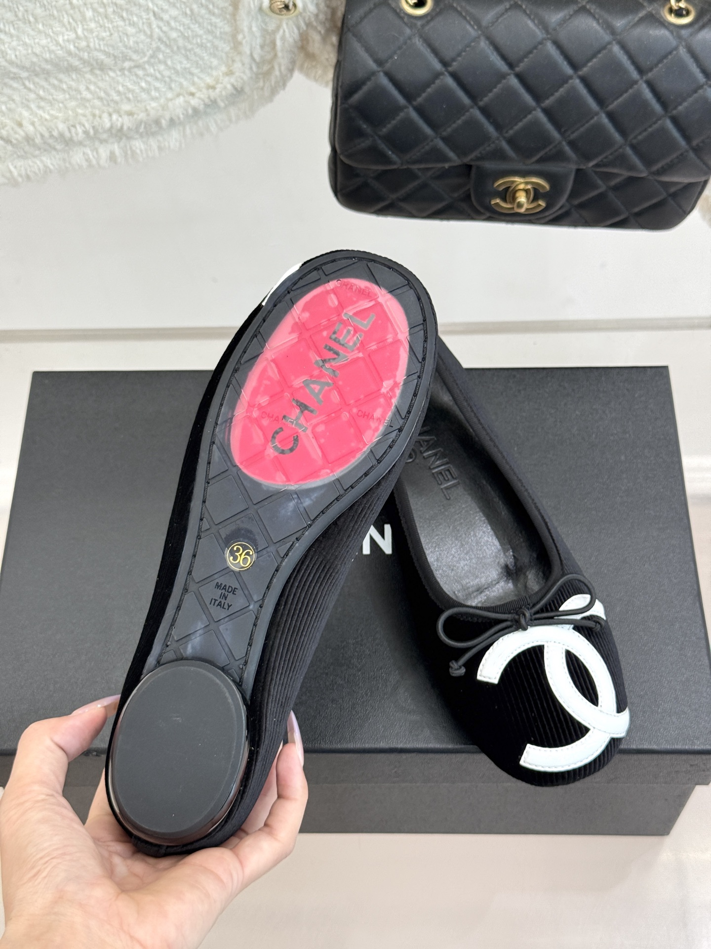 CHANE*｜小香经典中古菱格蝴蝶结芭蕾舞鞋当菱格纹的密码邂逅芭蕾的灵动这双单鞋便成了穿越时光的优雅载体