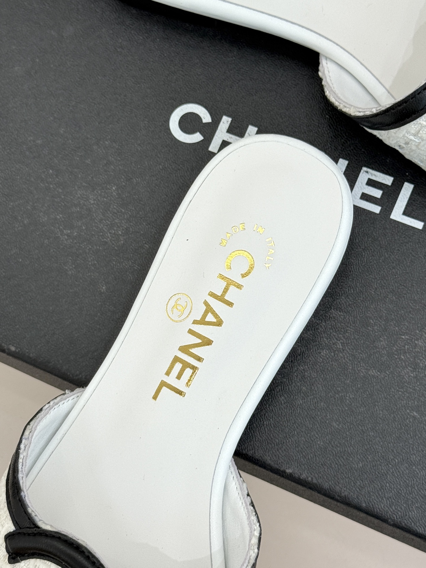 CHANE* ｜小香26S大双C拖鞋以极简轮廓重启法式优雅。标志性大双C设计 利落通透光影下尽显高级质感