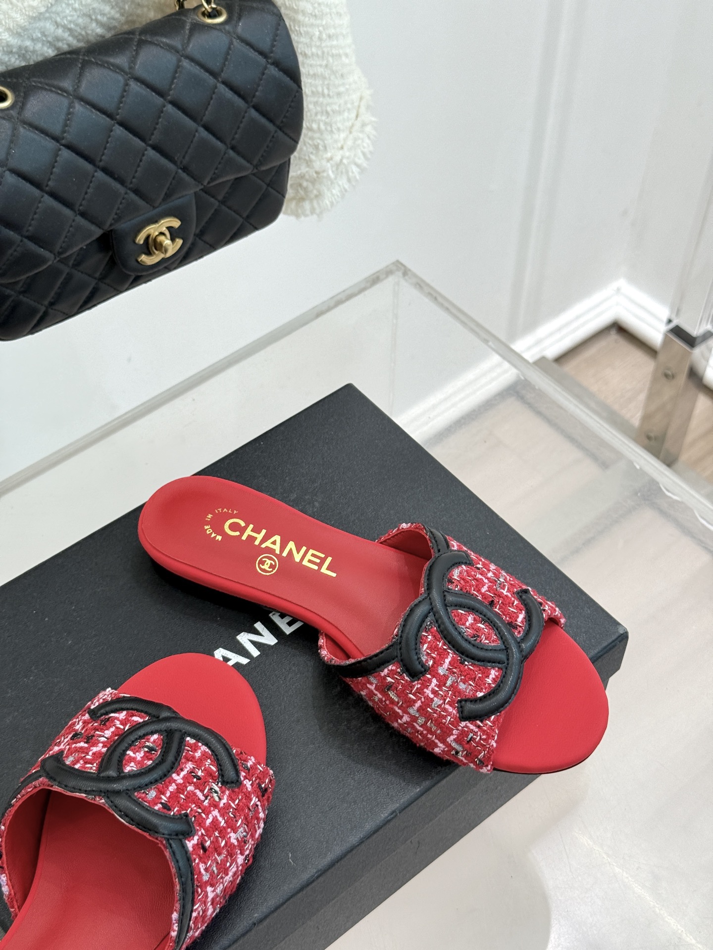 CHANE* ｜小香26S大双C拖鞋以极简轮廓重启法式优雅。标志性大双C设计 利落通透光影下尽显高级质感